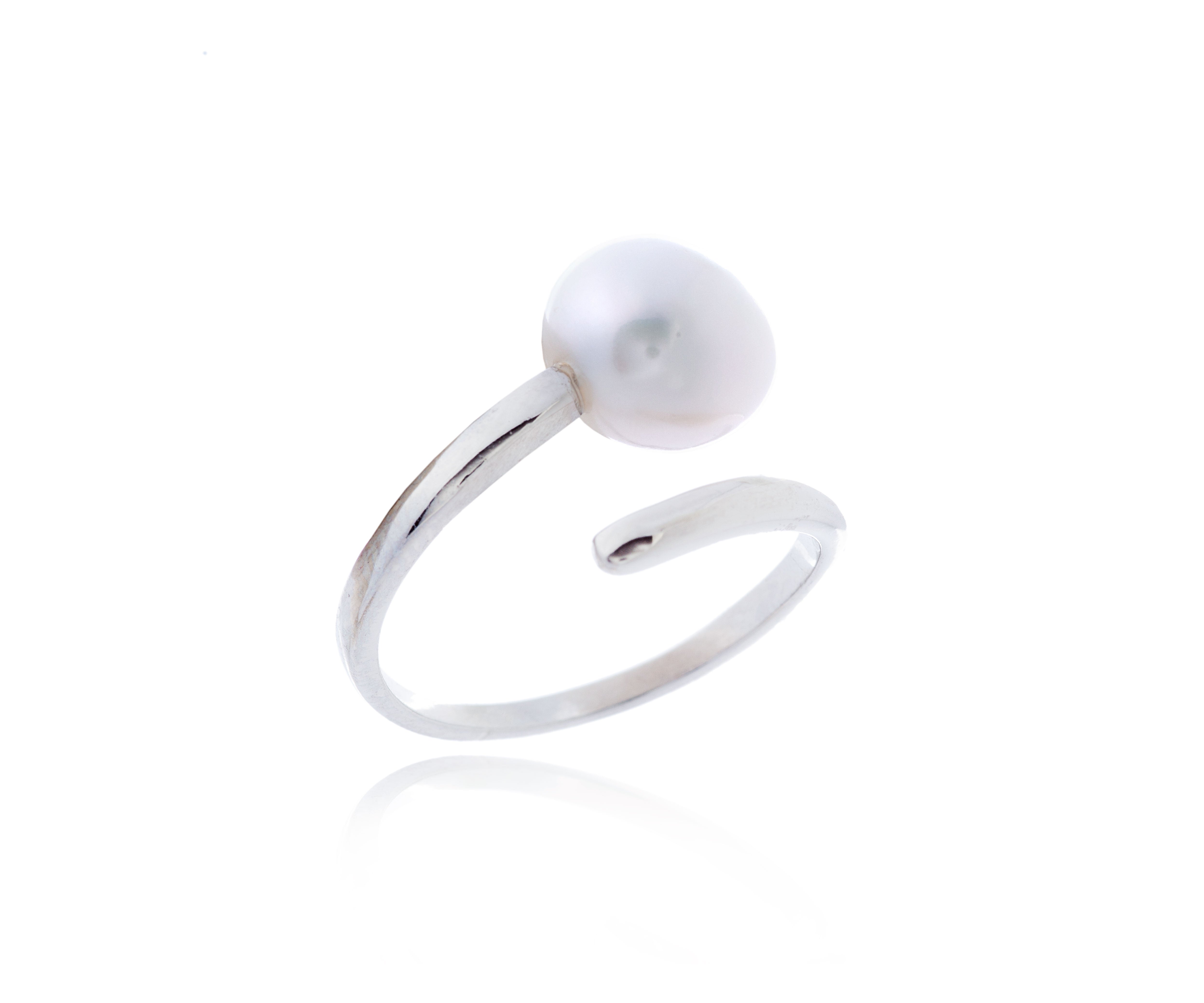Anillo minimalista de plata con perla cultivada.
