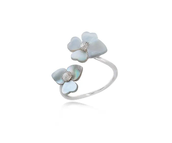 Anillo abierto con doble flor de nácar y centro pavé.