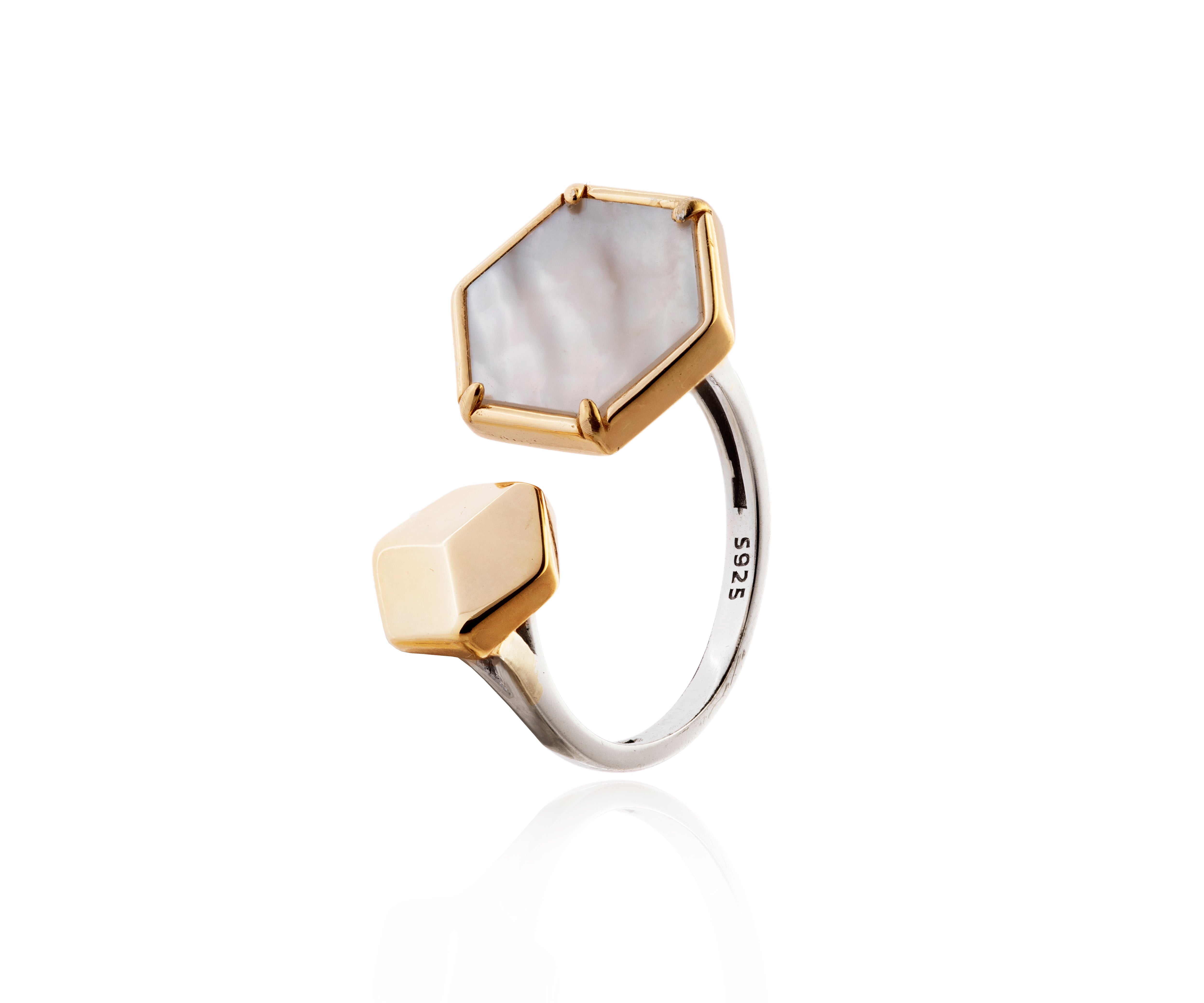Anillo de nácar geométrico con base dorada.