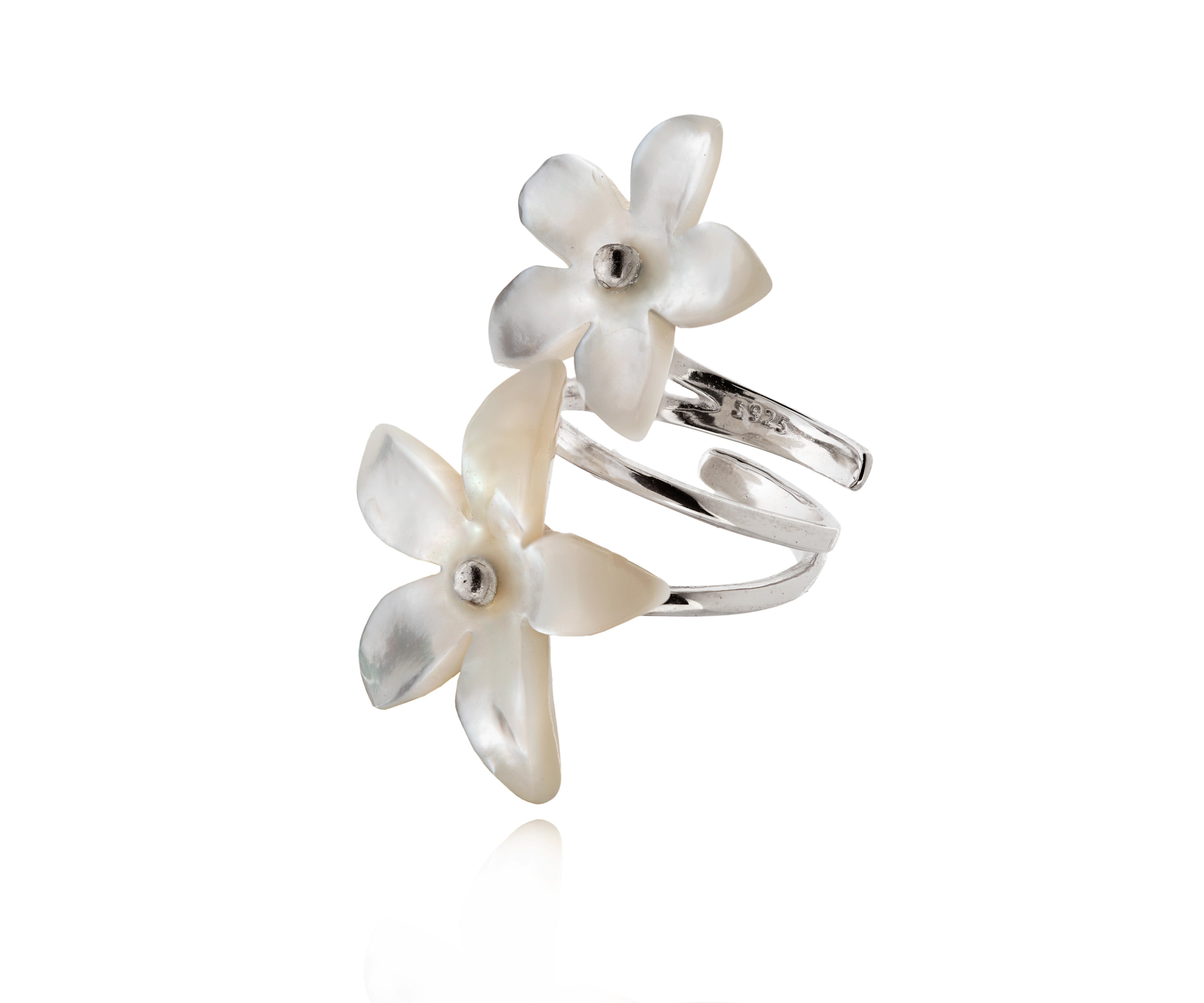Anillo de flores de nácar sobre aro de plata.
