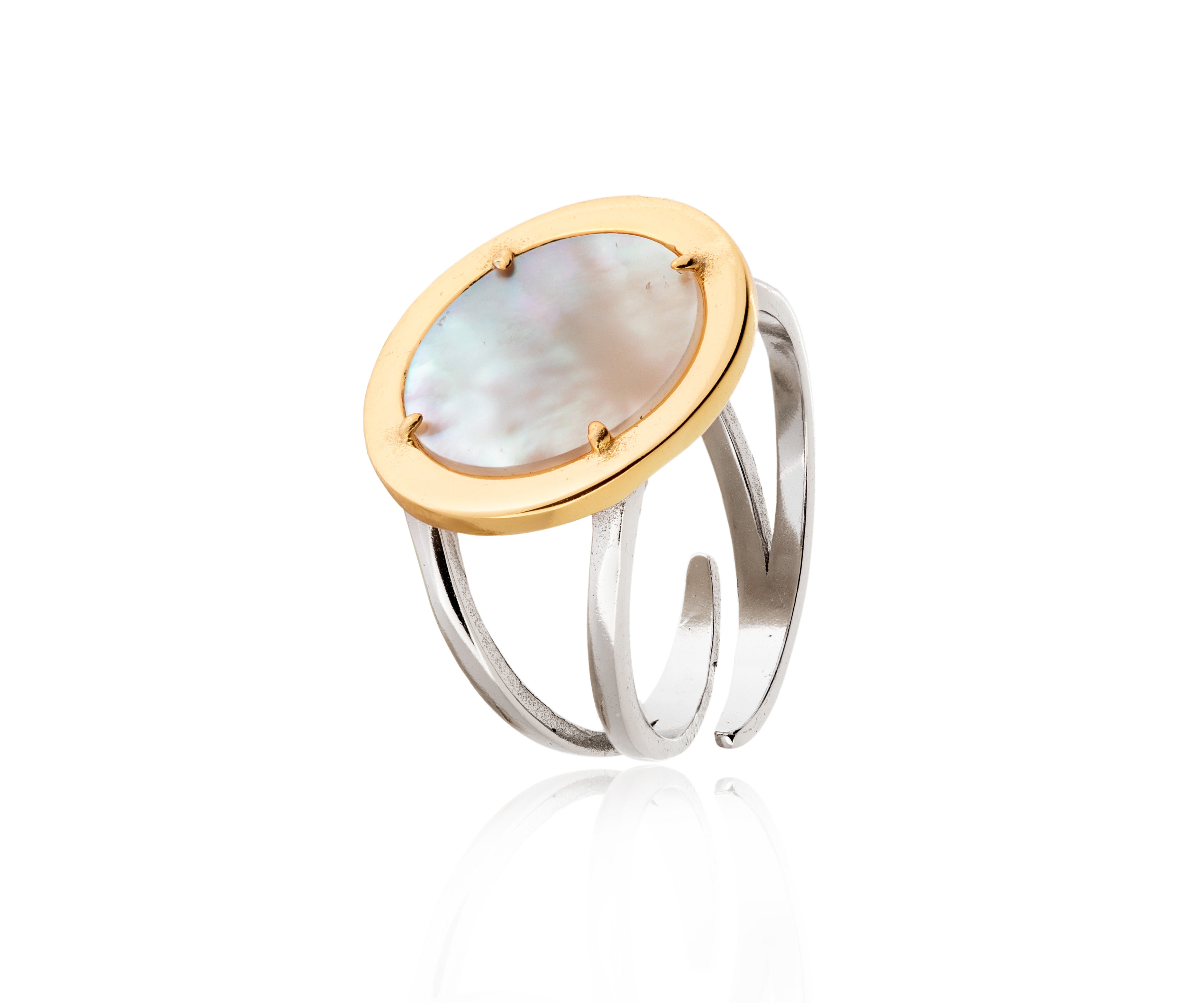 Anillo oval de nácar con marco dorado.