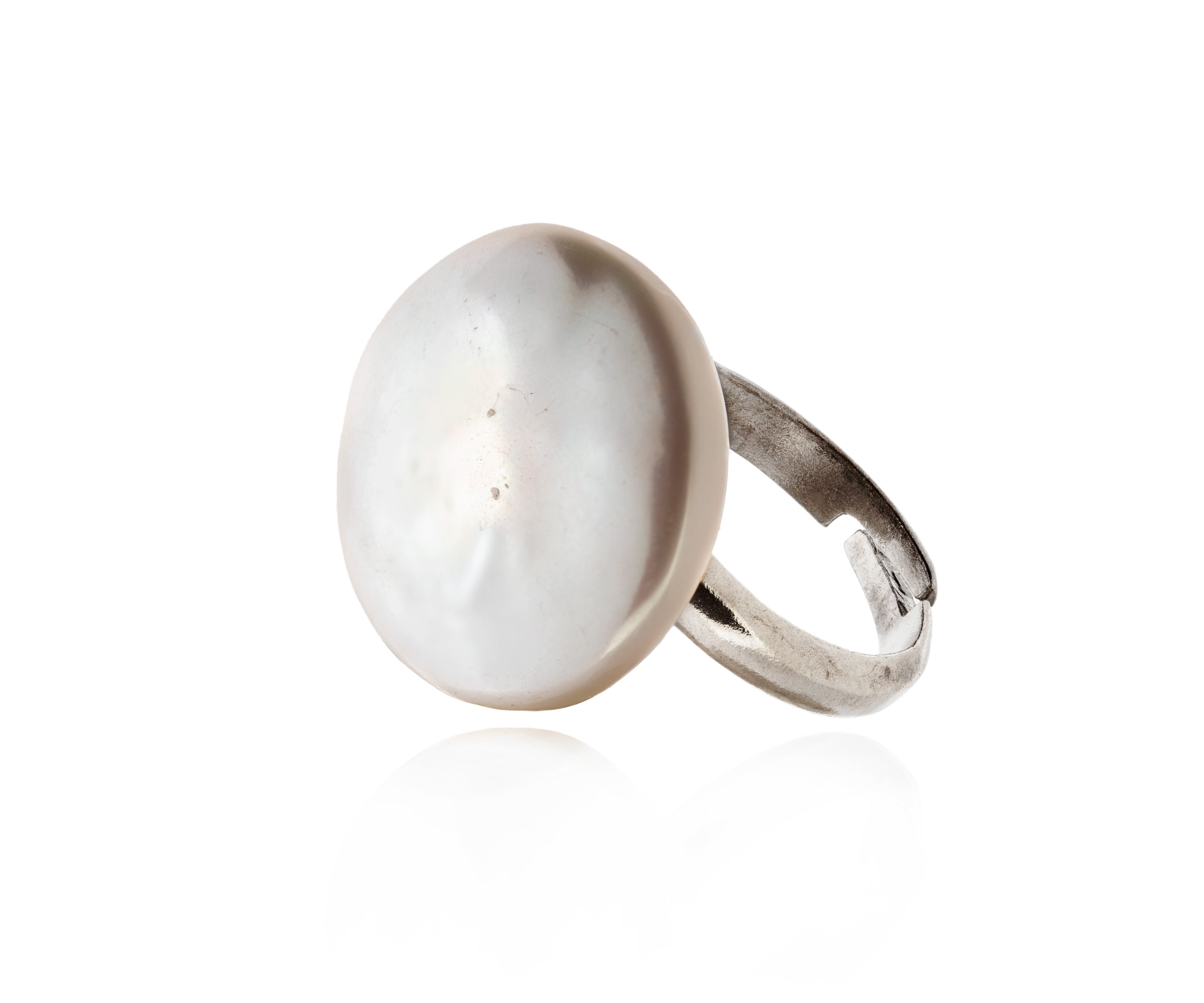 Anillo de perla barroca tipo botón en plata.