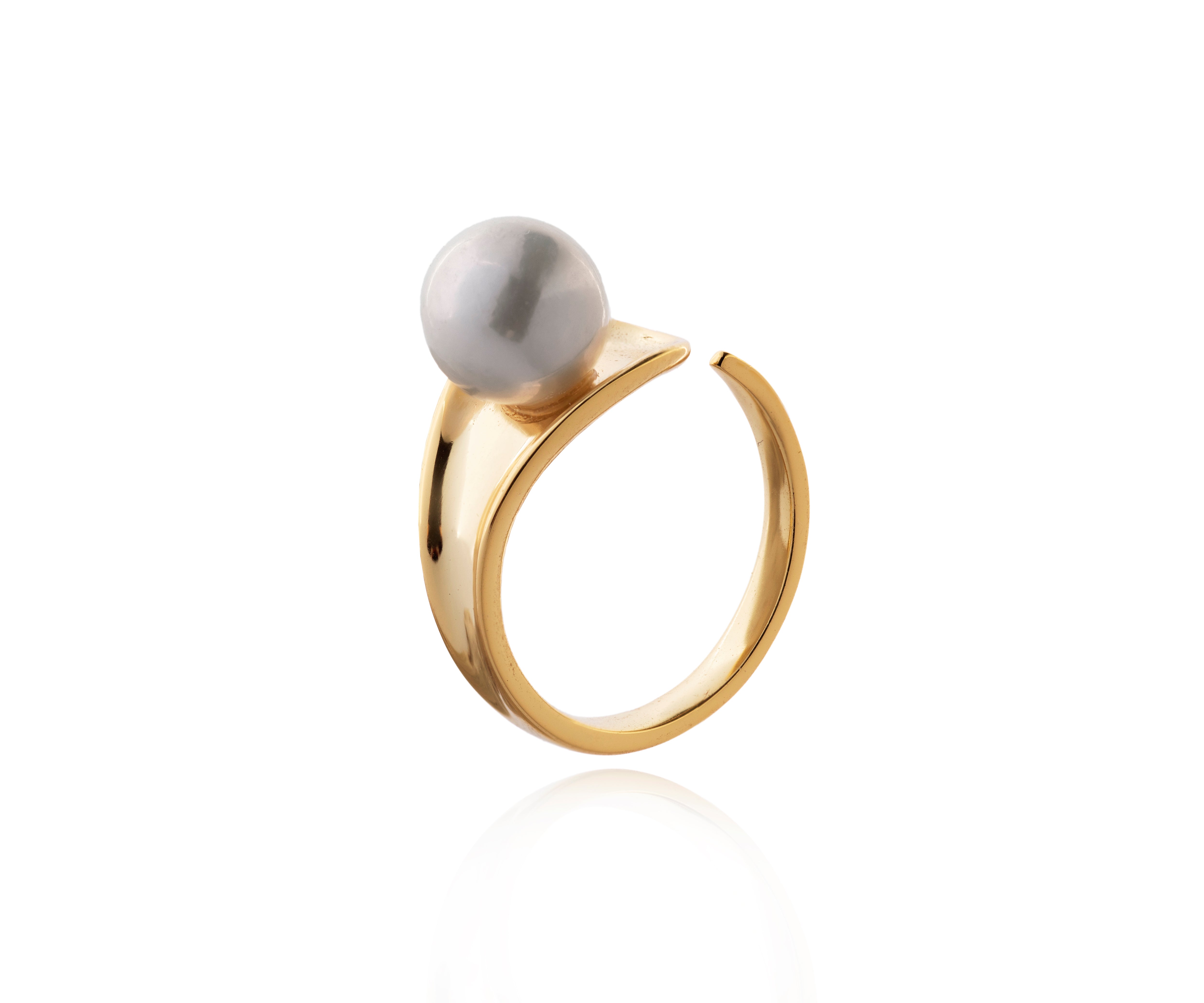 Anillo dorado ajustable con perla cultivada.