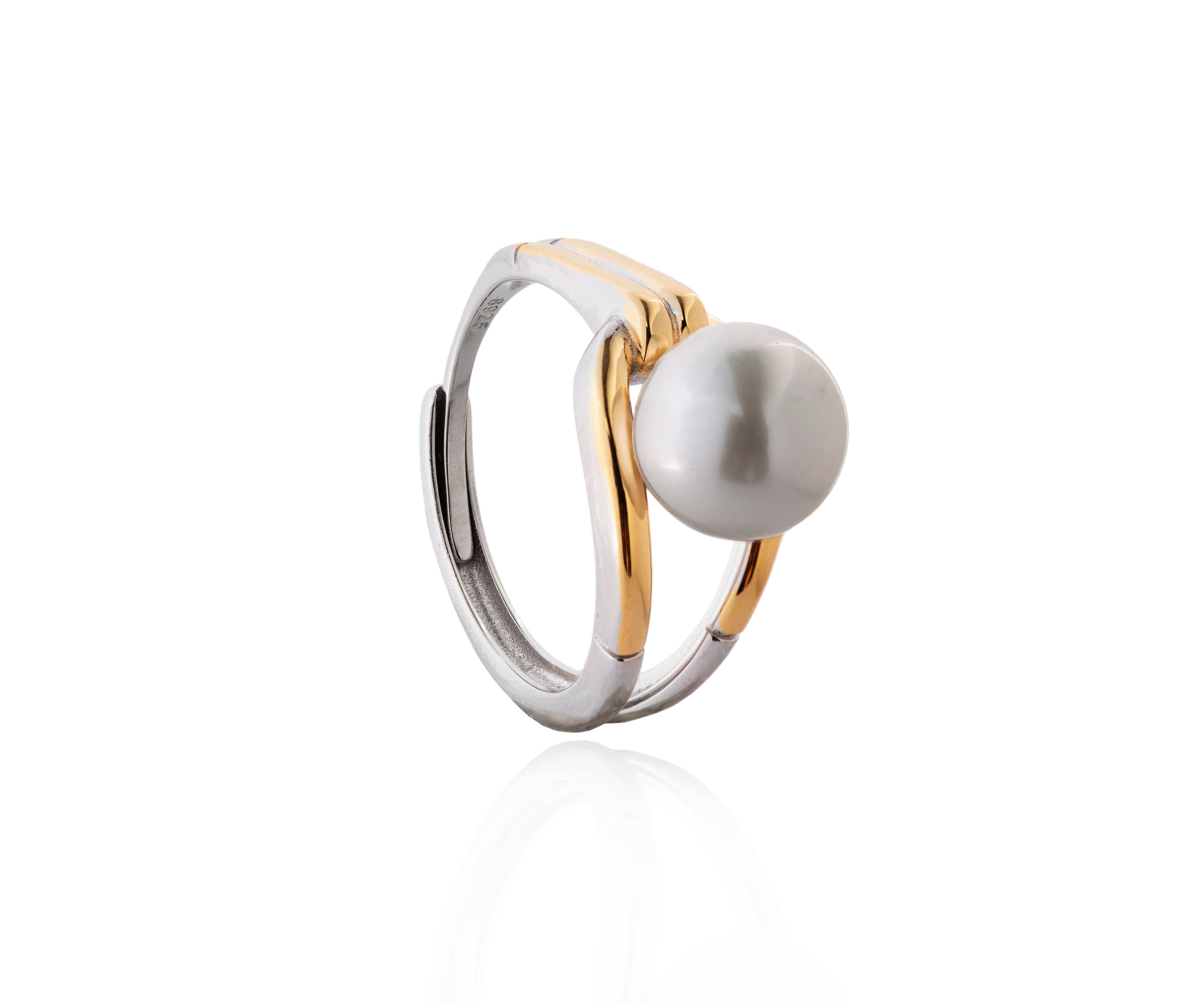 Anillo bicolor de doble carril con perla cultivada.