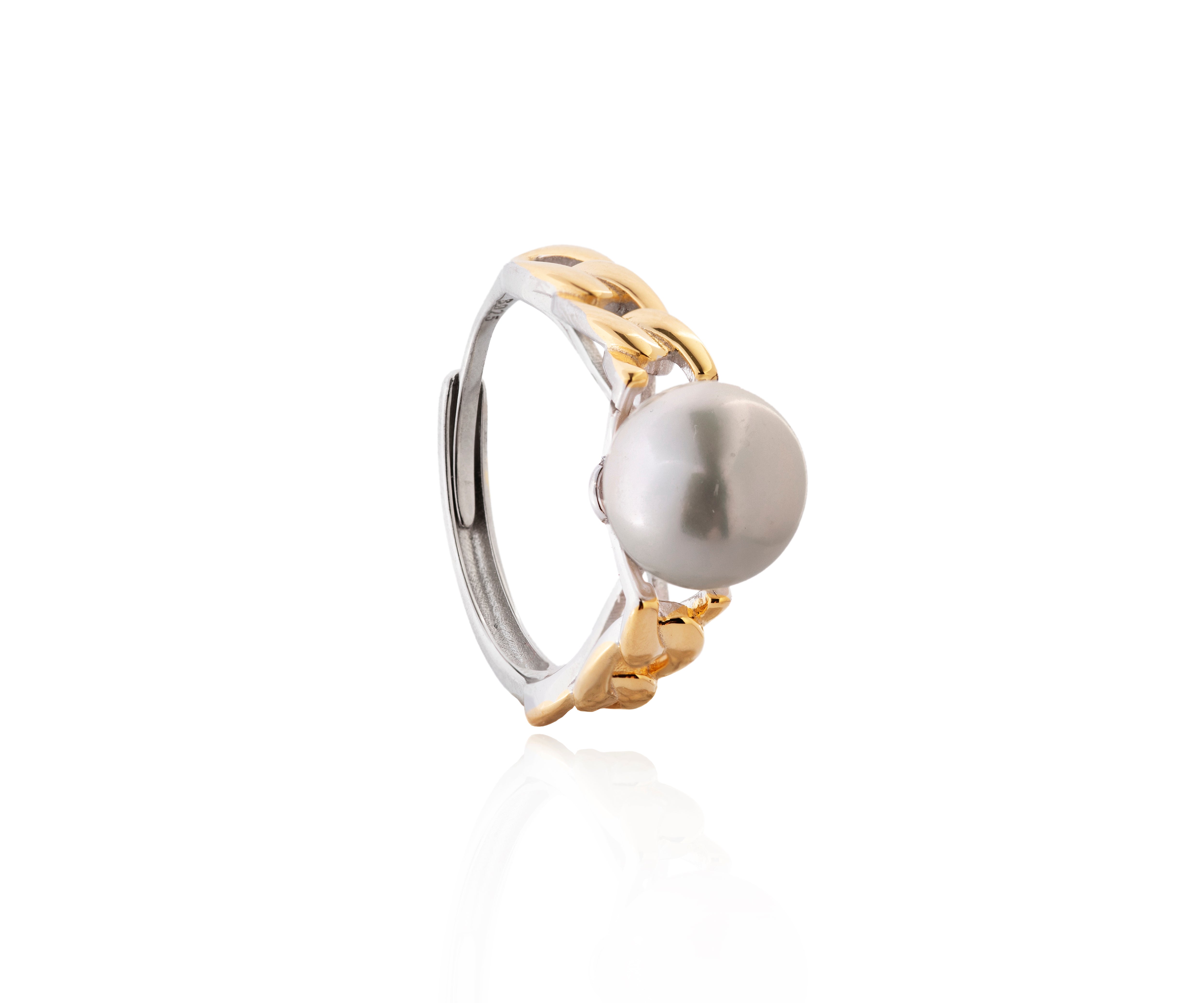 Anillo plateado con eslabón dorado y perla cultivada.