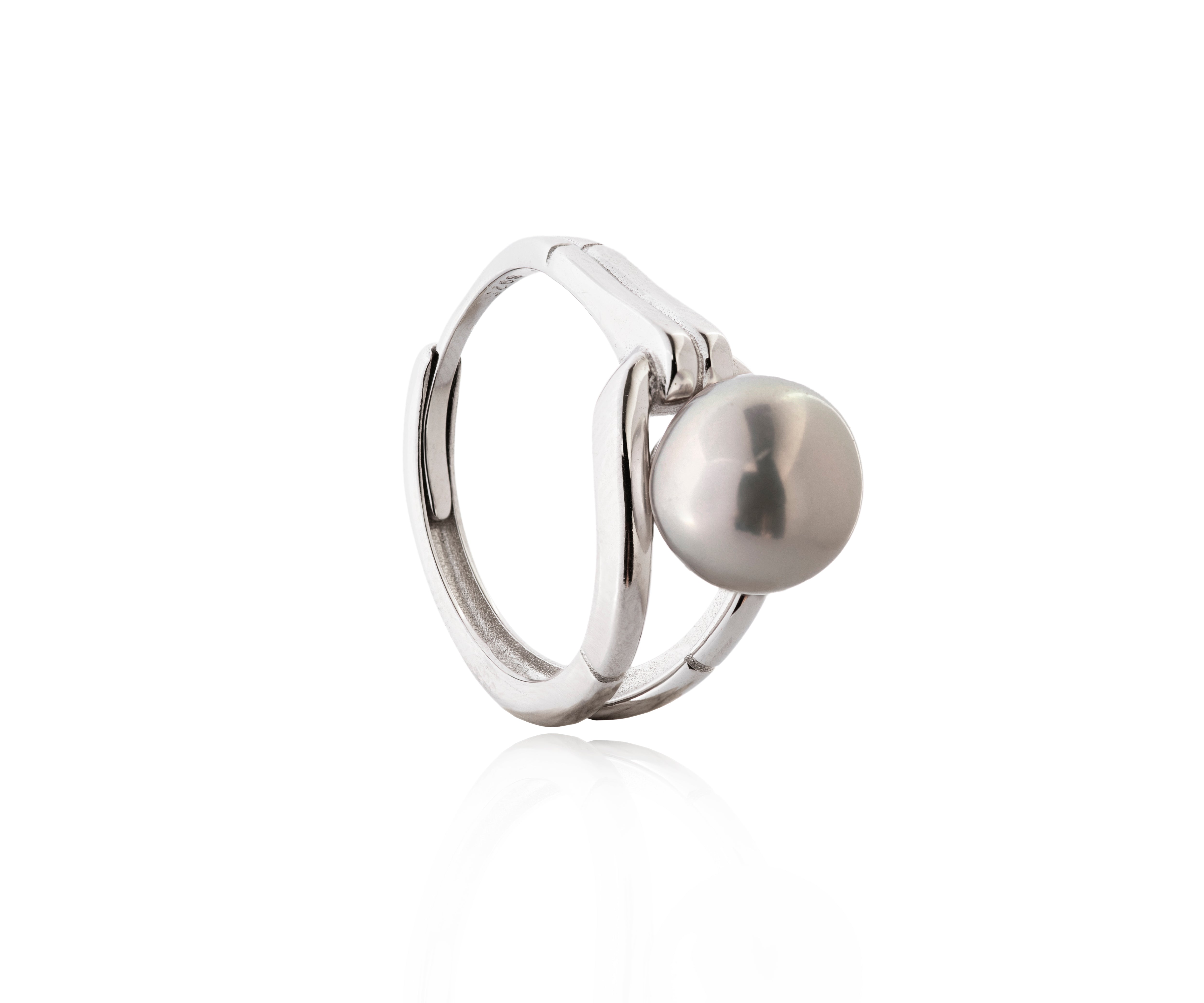 Anillo plateado de doble banda con perla cultivada.