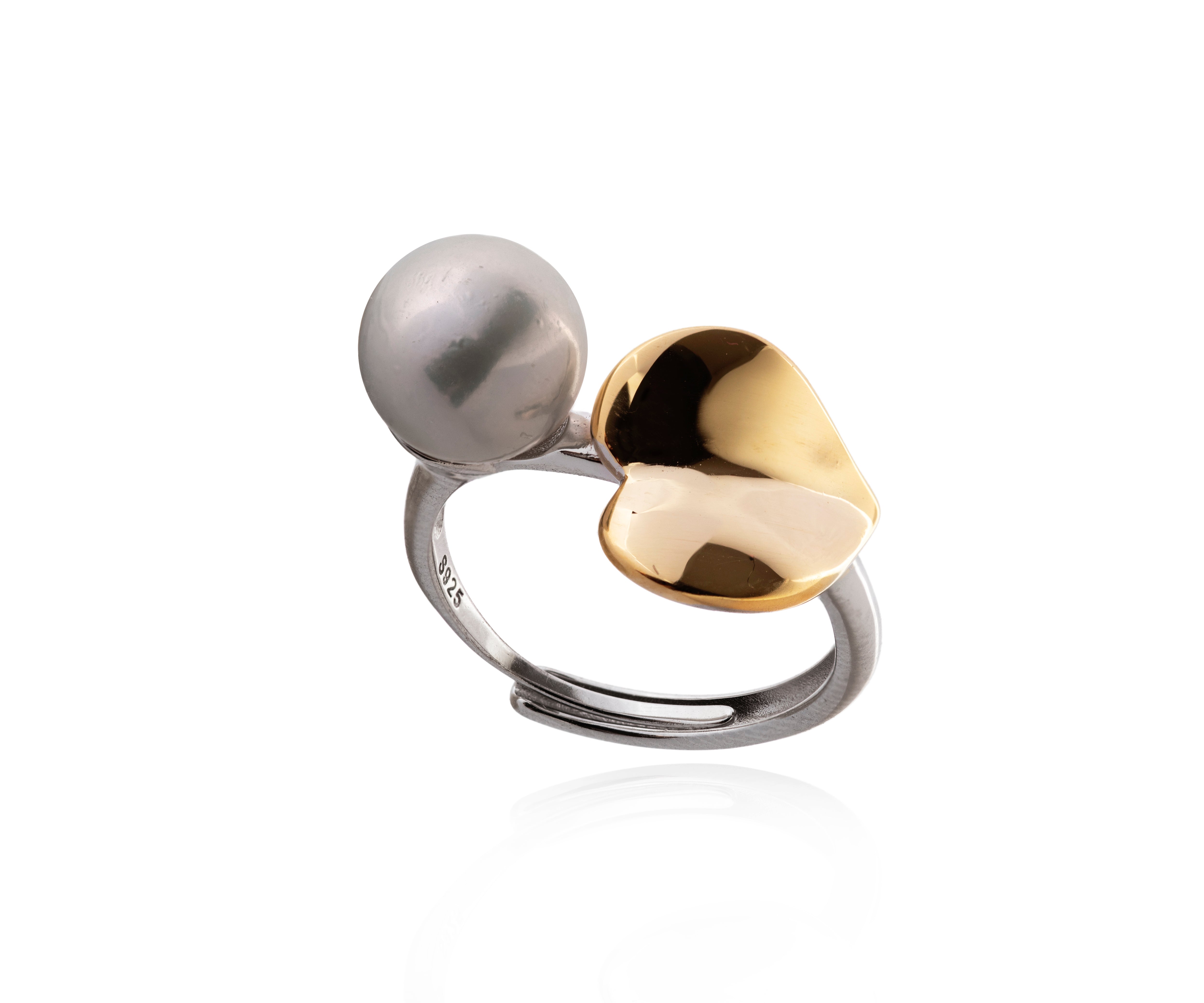 Anillo plateado con corazón dorado y perla cultivada.