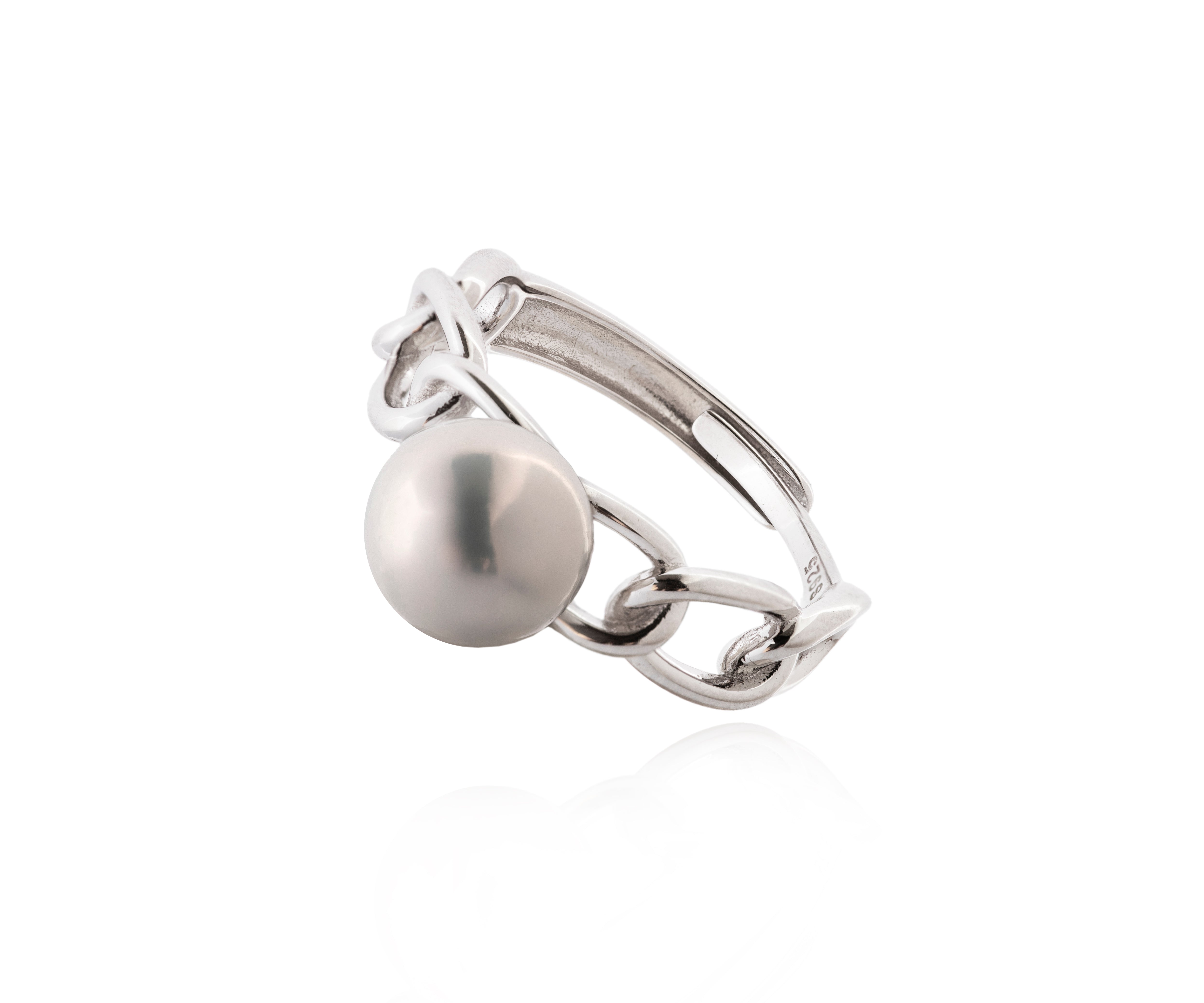 Anillo plateado de cadena entrelazada con perla cultivada.