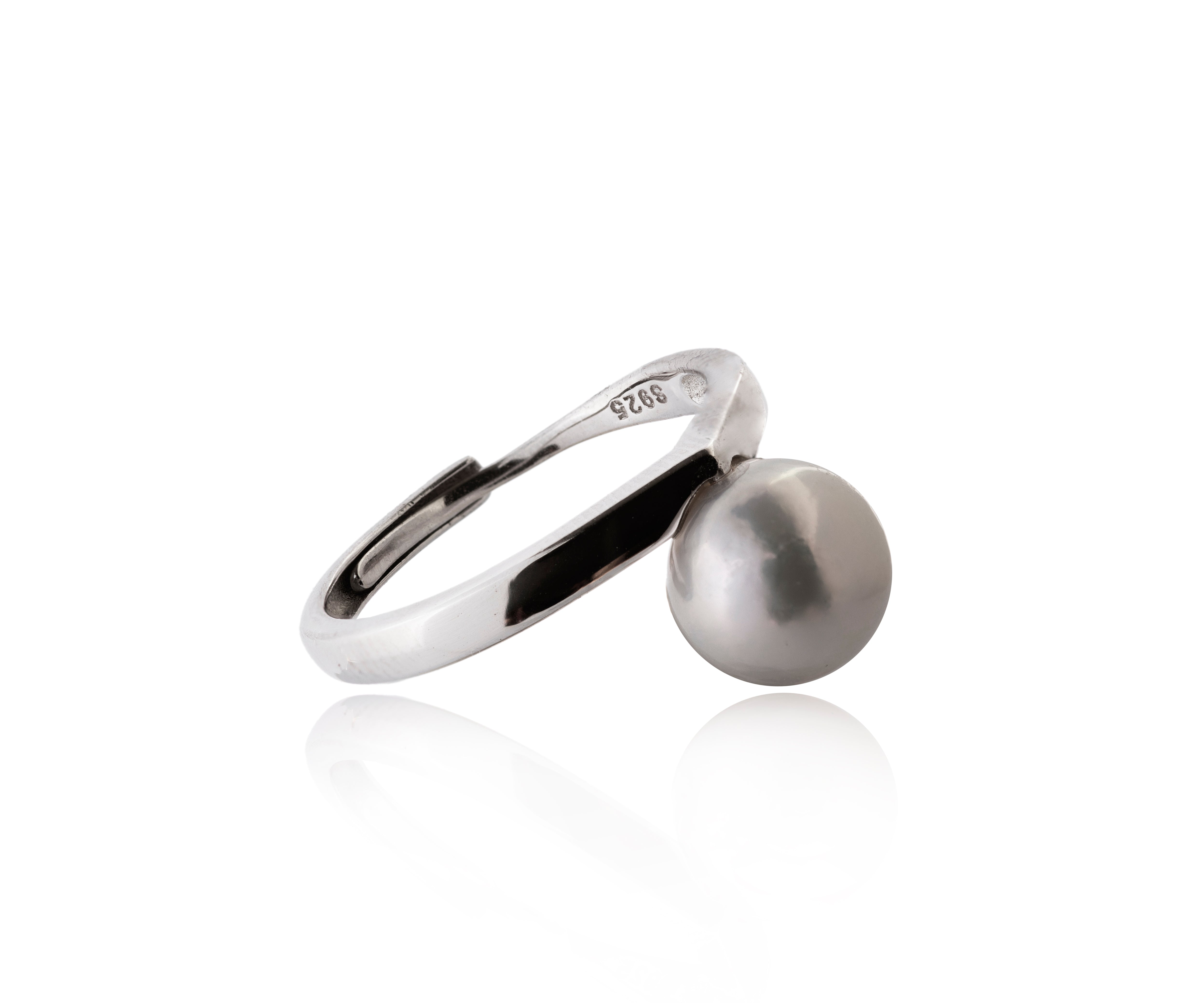 Anillo plateado de banda lisa con perla cultivada.