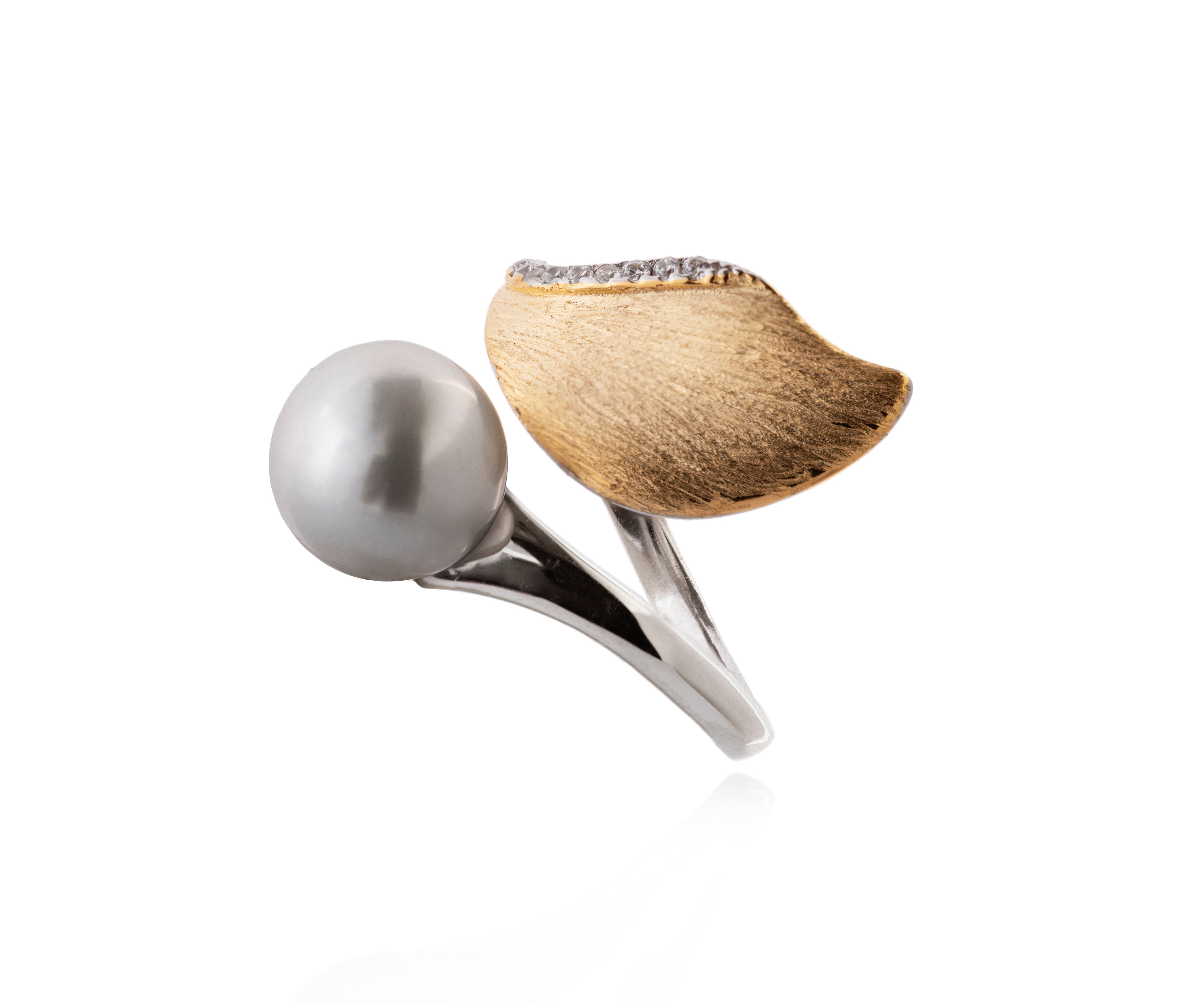 Anillo plateado con hoja de circonitas y perla cultivada.