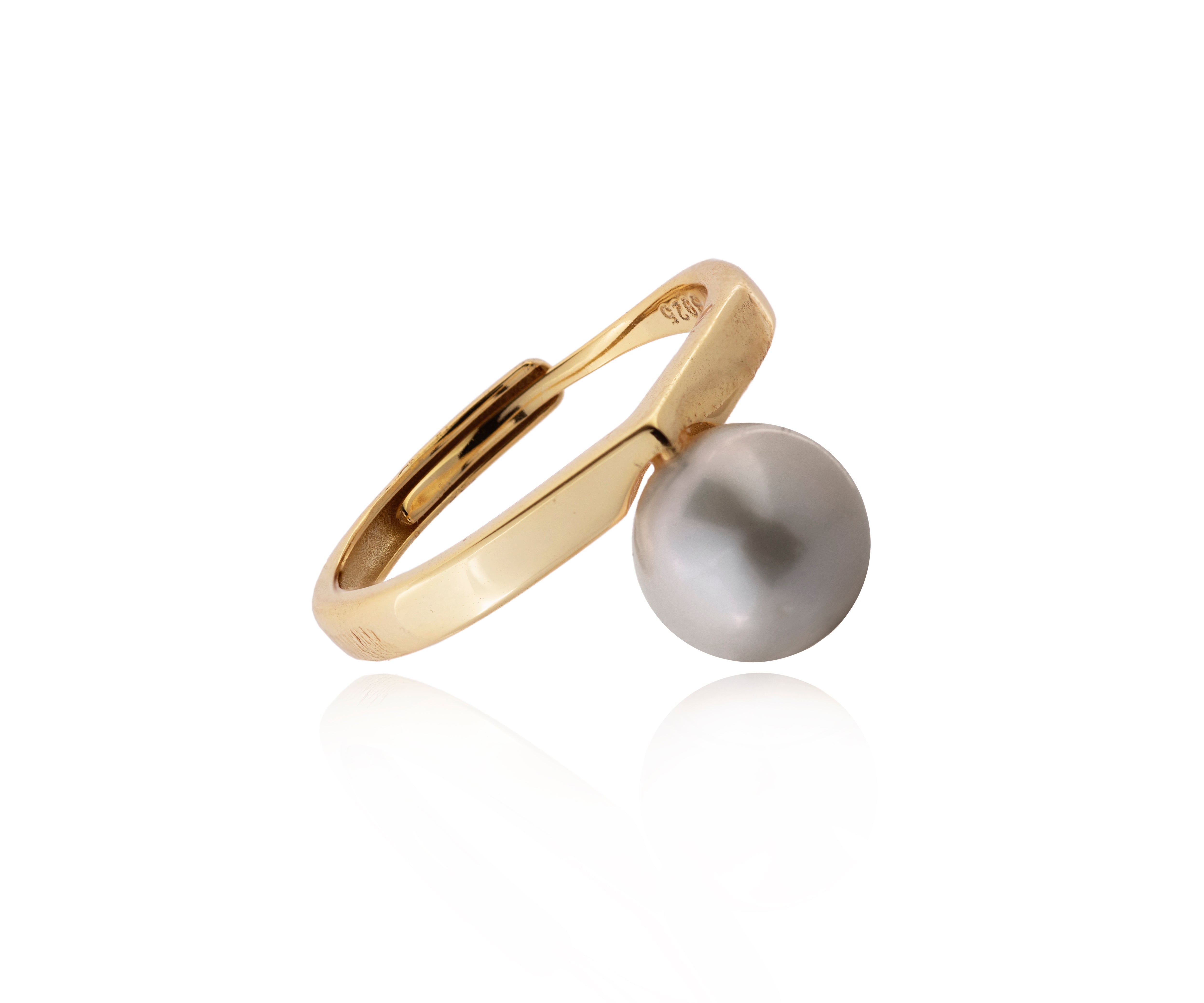 Anillo dorado de banda lisa con perla cultivada.