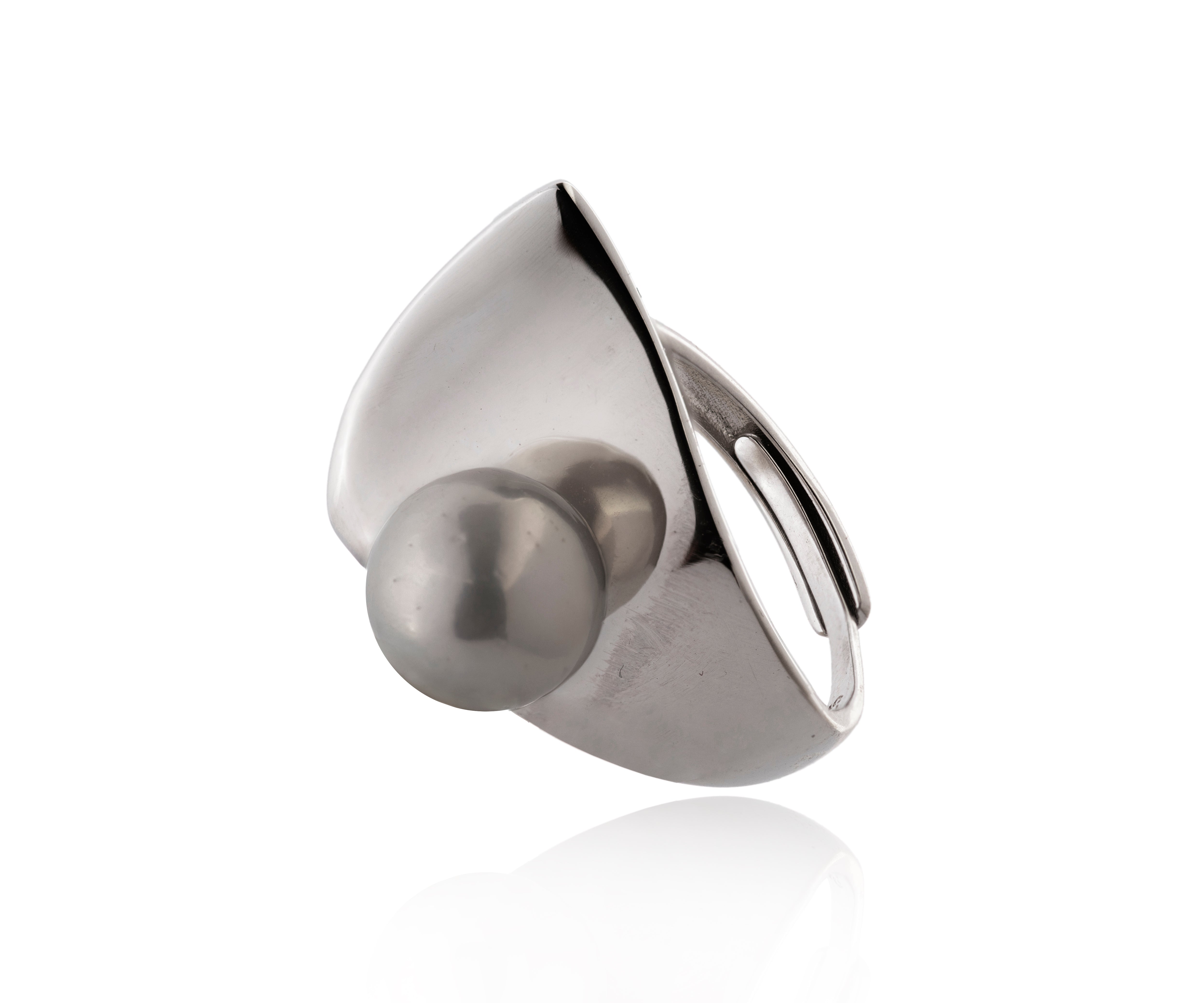Anillo plateado con hoja envolvente y perla cultivada.