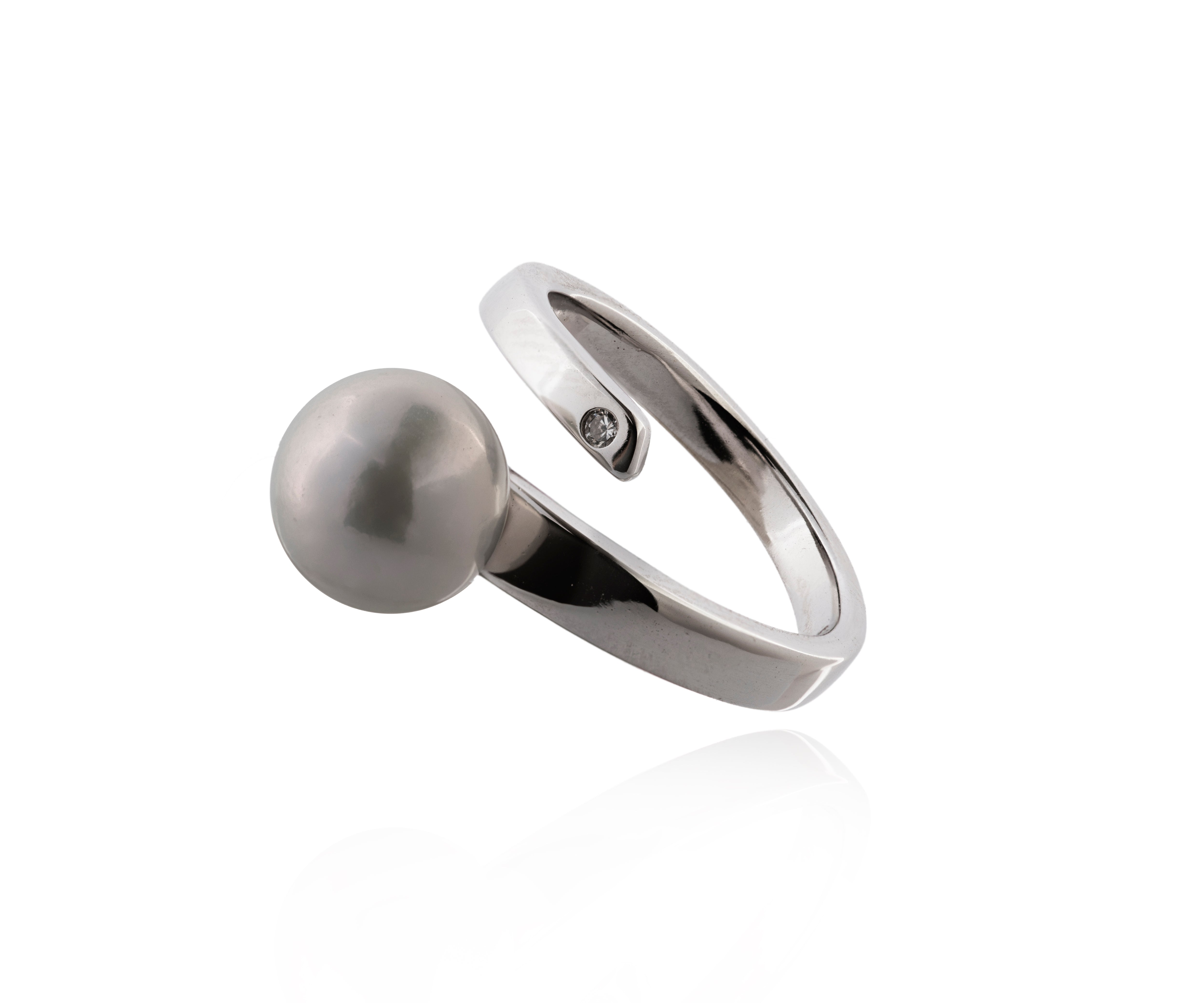 Anillo plateado tipo bypass con circonita y perla cultivada.