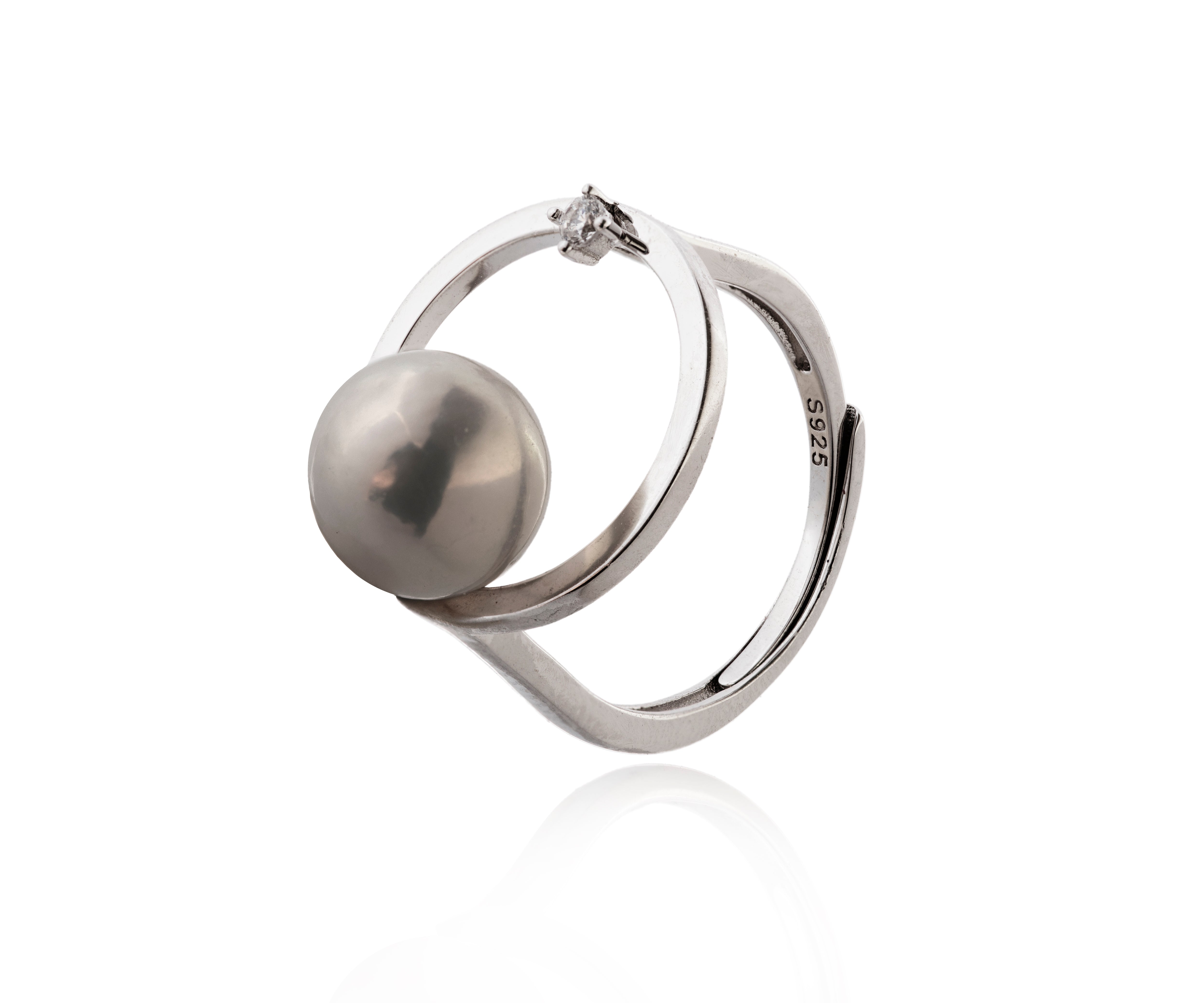 Anillo plateado con aro circular, circonita y perla cultivada.