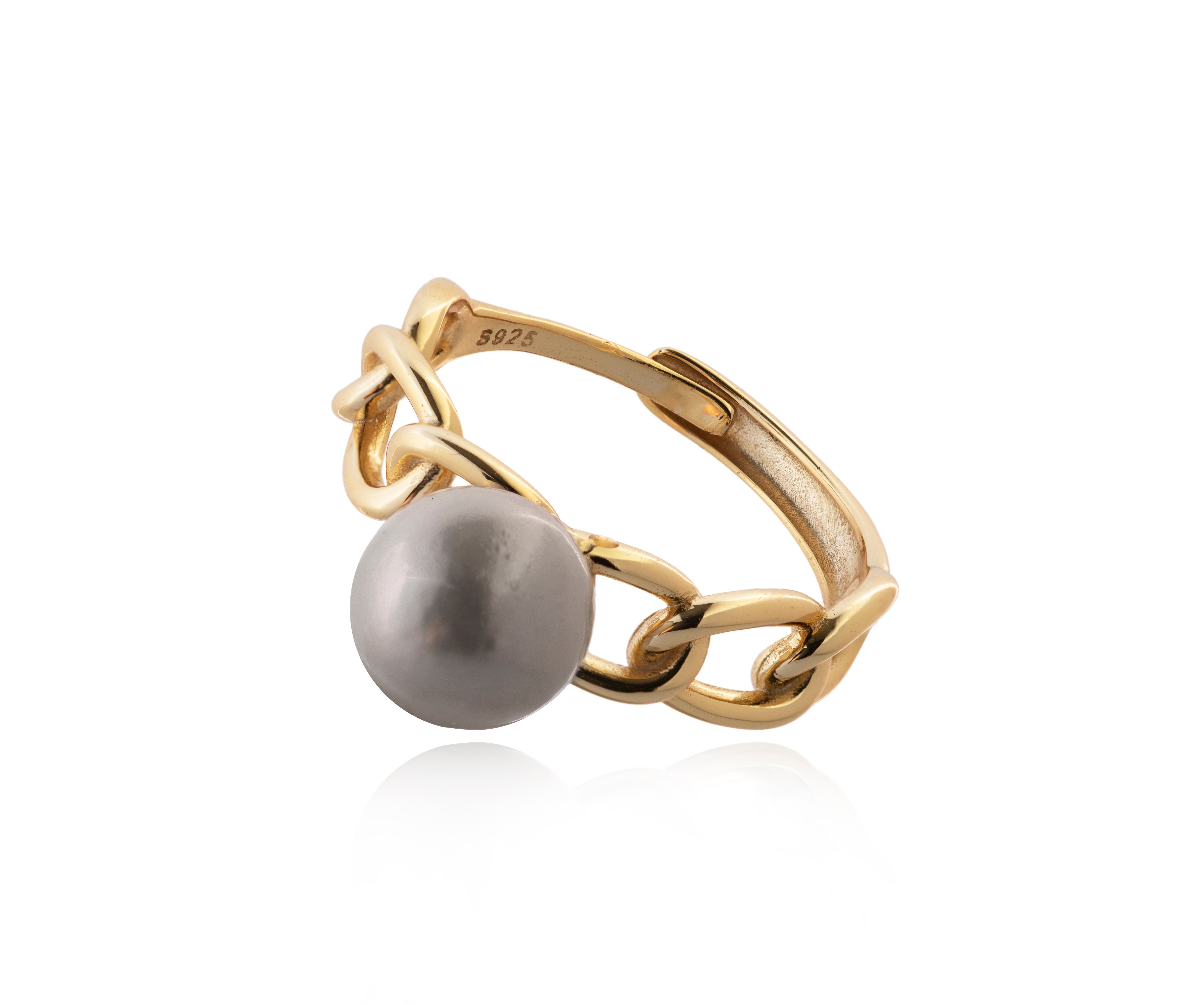 Anillo dorado de cadena entrelazada con perla cultivada.