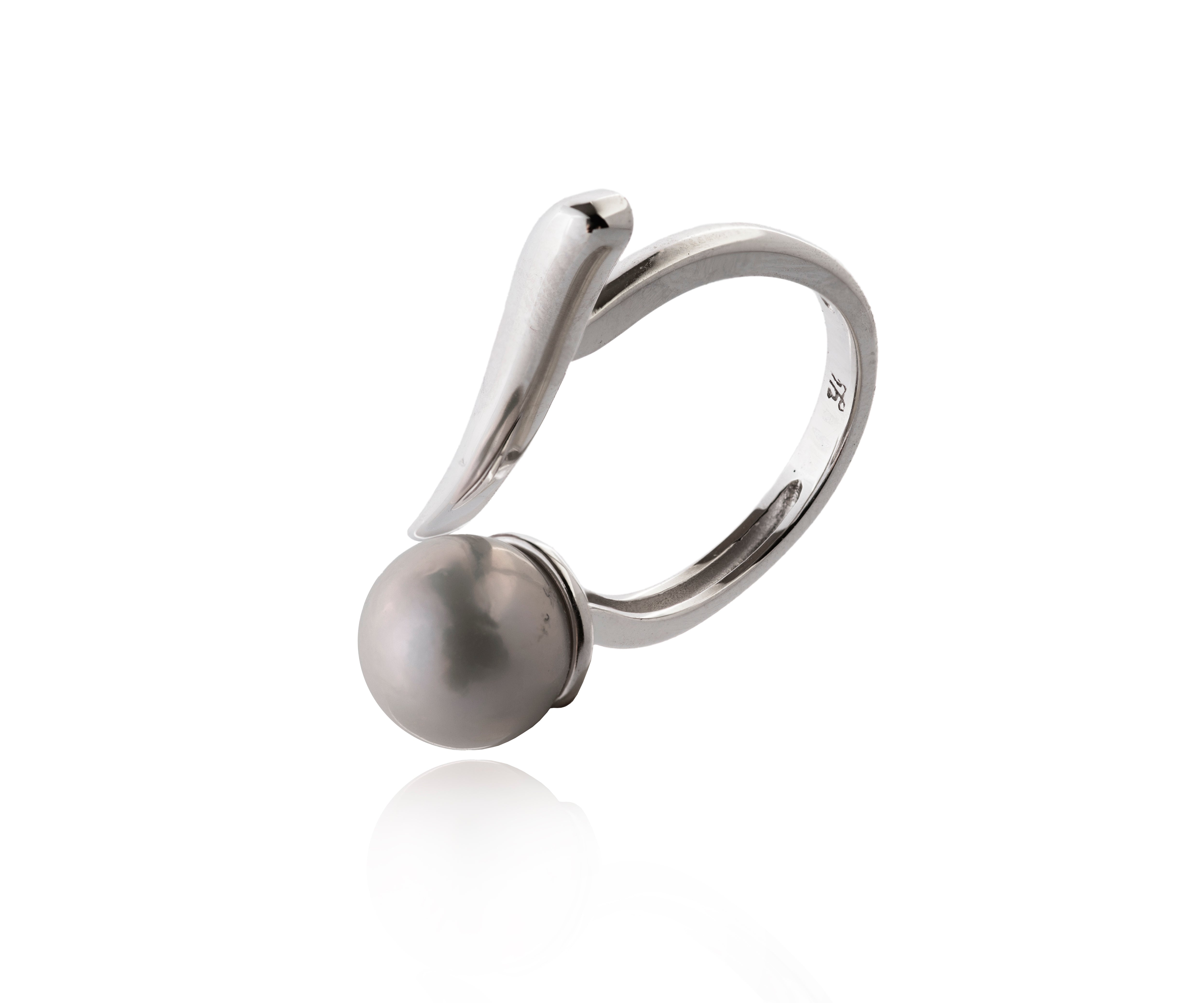 Anillo plateado con detalle en forma de gota y perla cultivada.