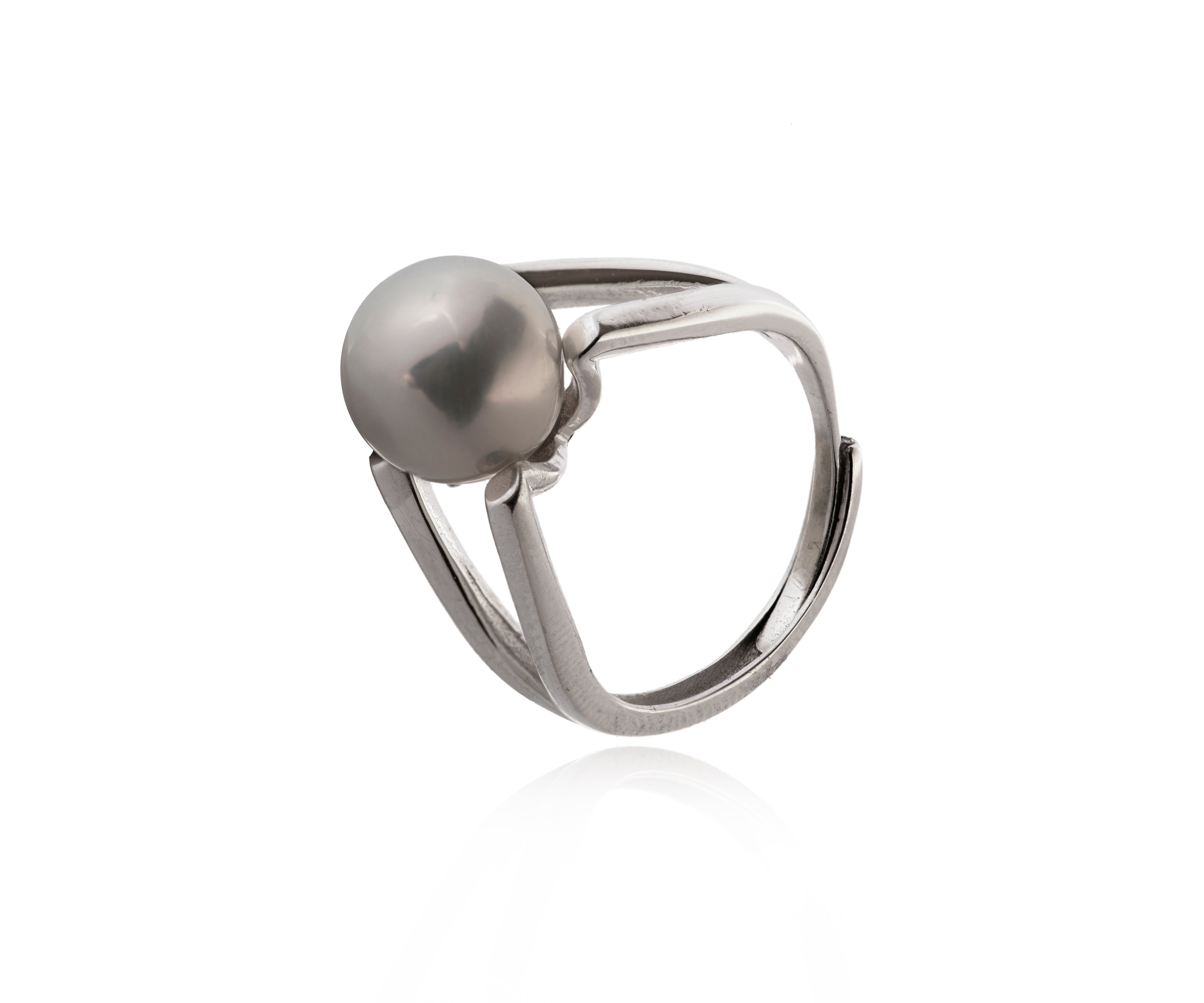 Anillo plateado de doble banda dividida con perla cultivada.