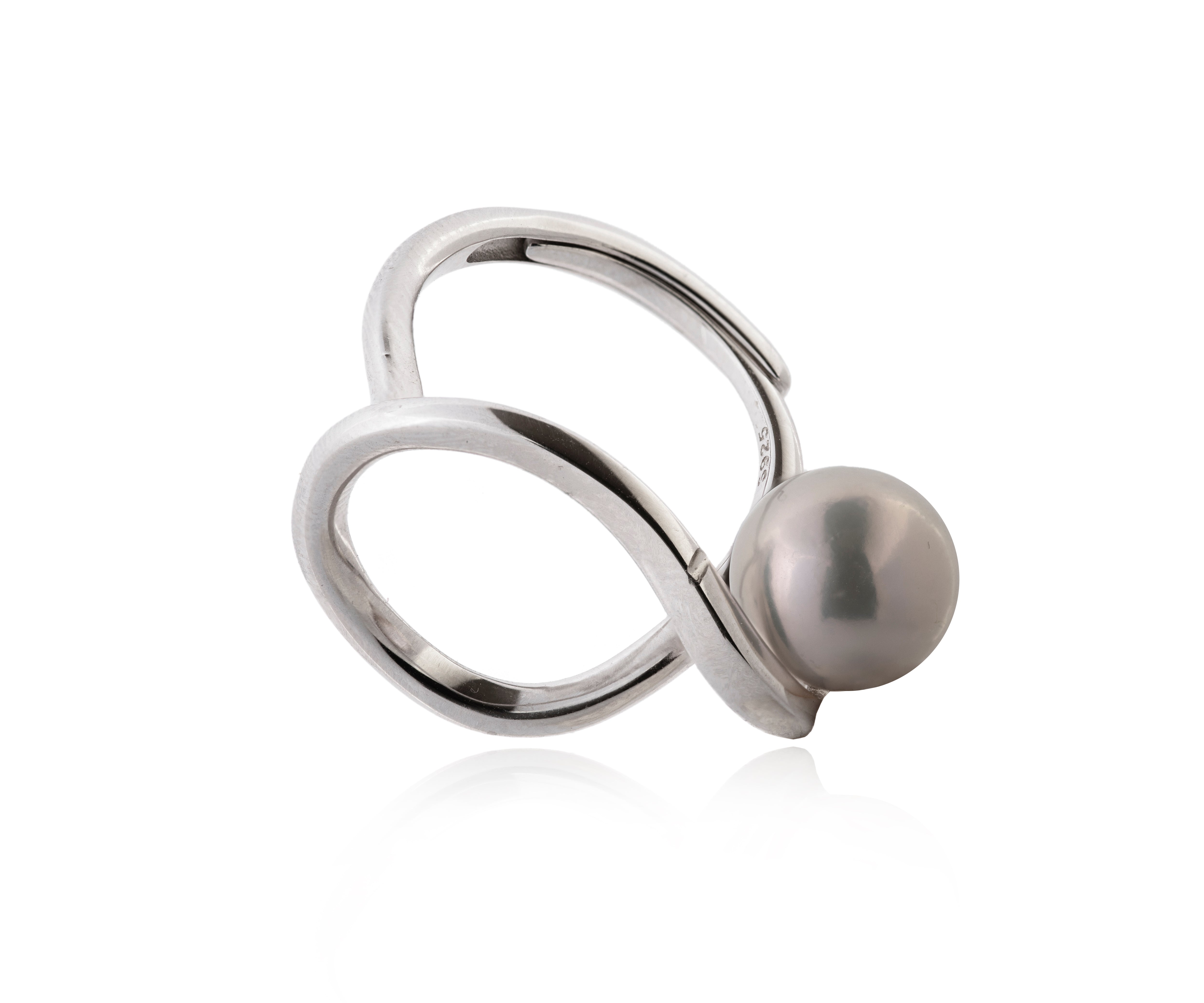 Anillo plateado con curva tipo infinito y perla cultivada.