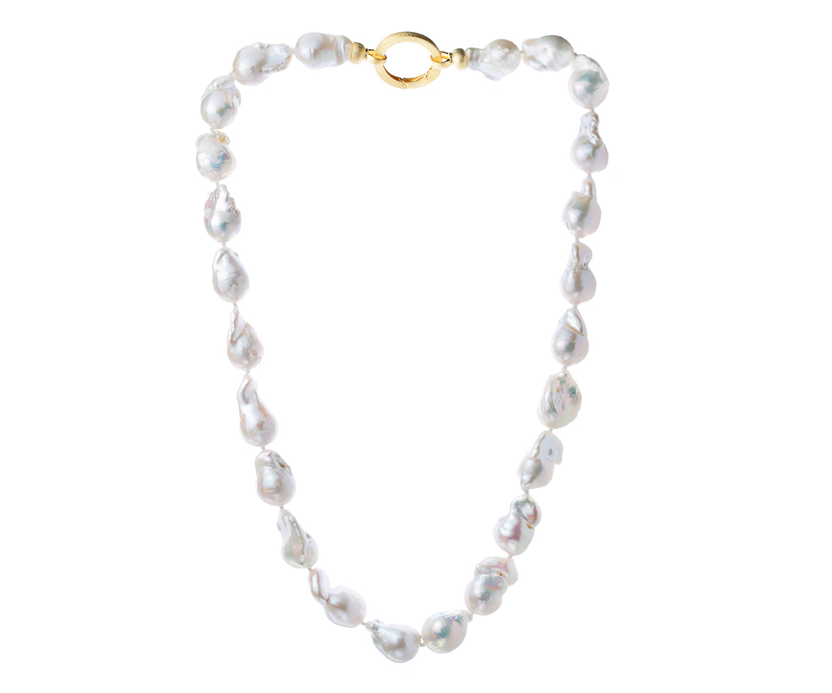 Collar de perlas barrocas de 45 cm con broche dorado.