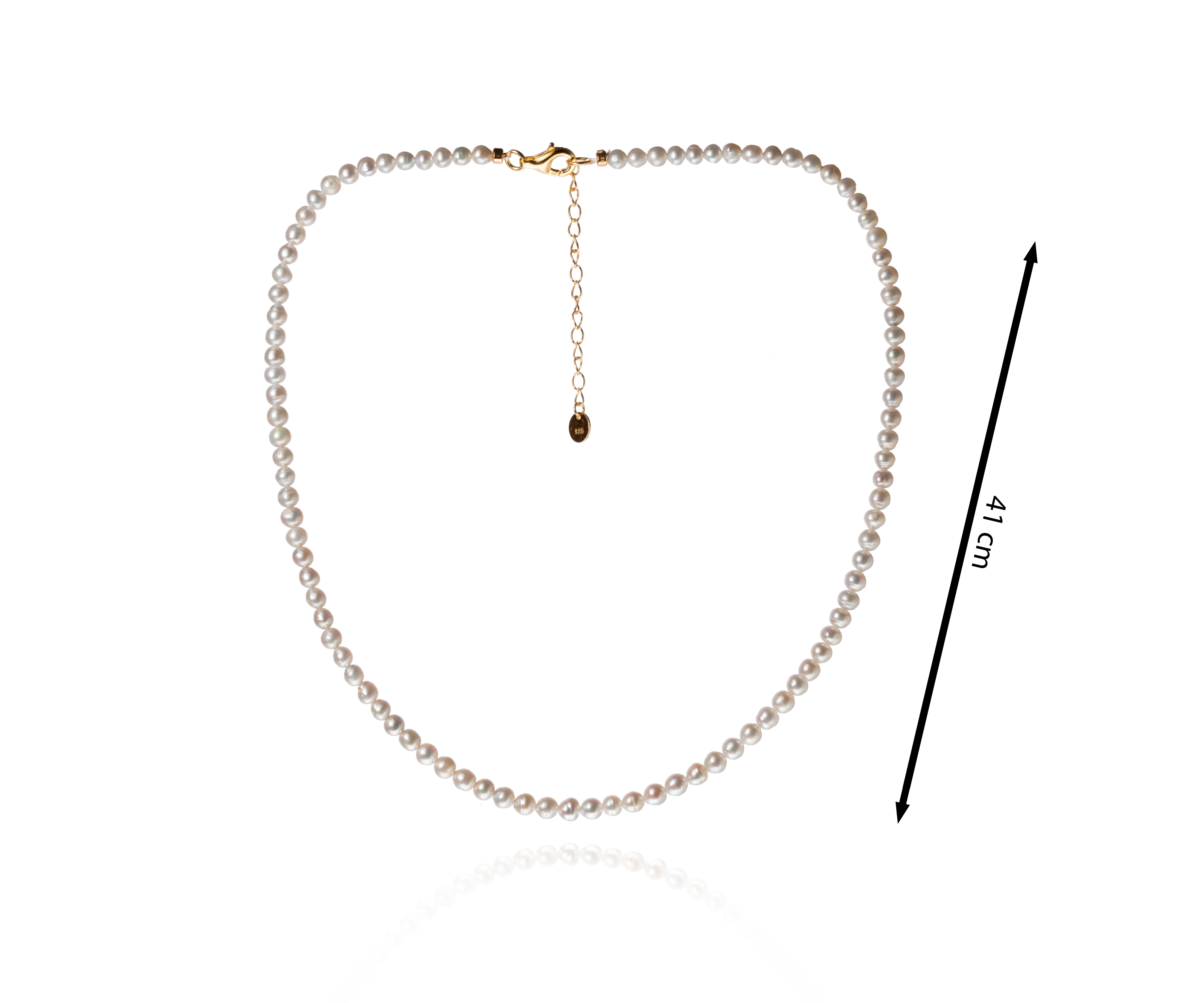 Collar de perlas cultivadas de 3-4 mm con cierre dorado.