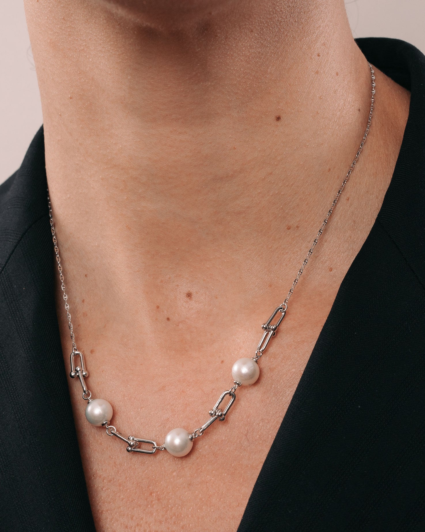Collar de Perlas con Estilo Moderno