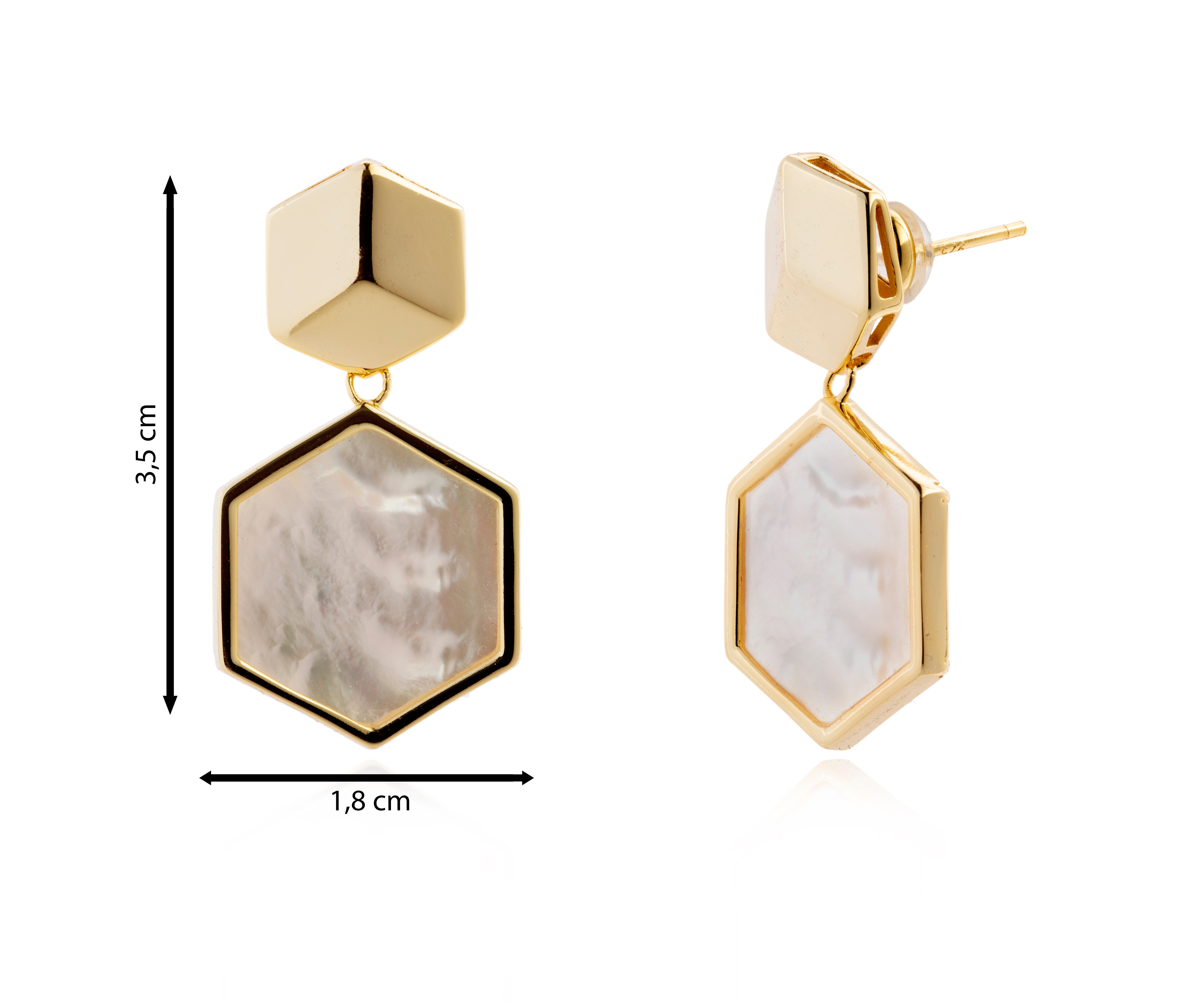 Pendiente de nácar en marco dorado de forma hexagonal.