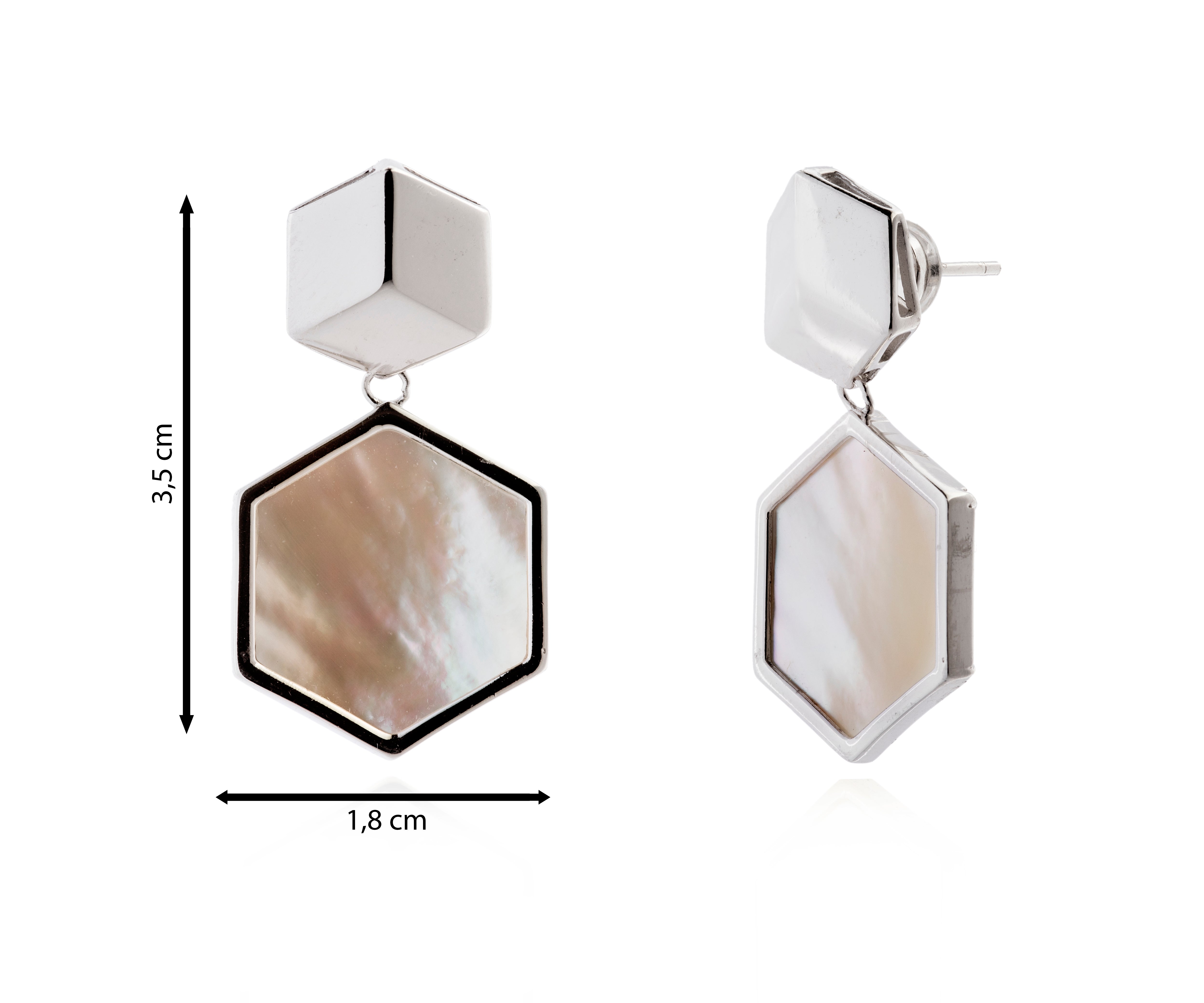 Pendiente de nácar en marco plateado de forma hexagonal.