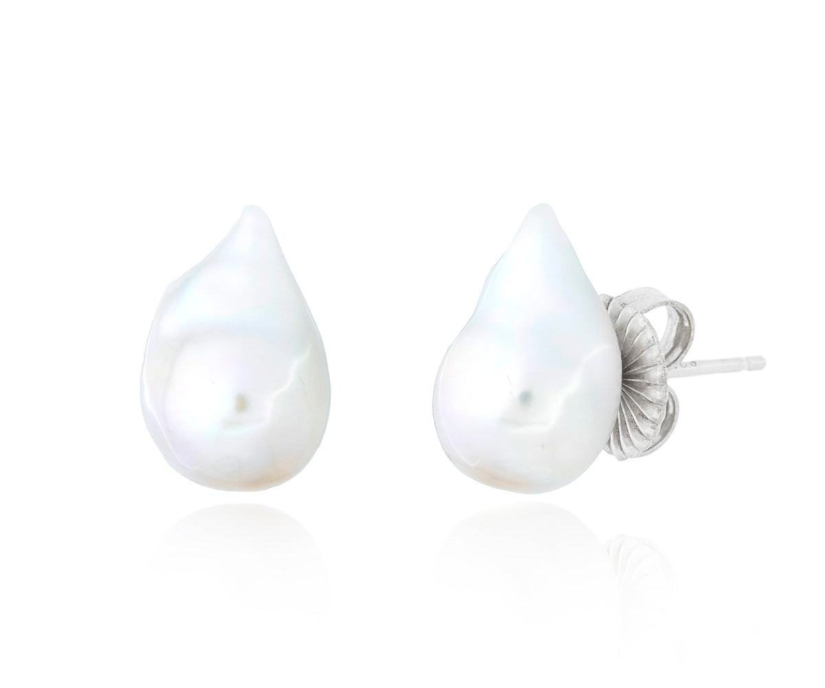 Pendiente de perla barroca en forma de gota.