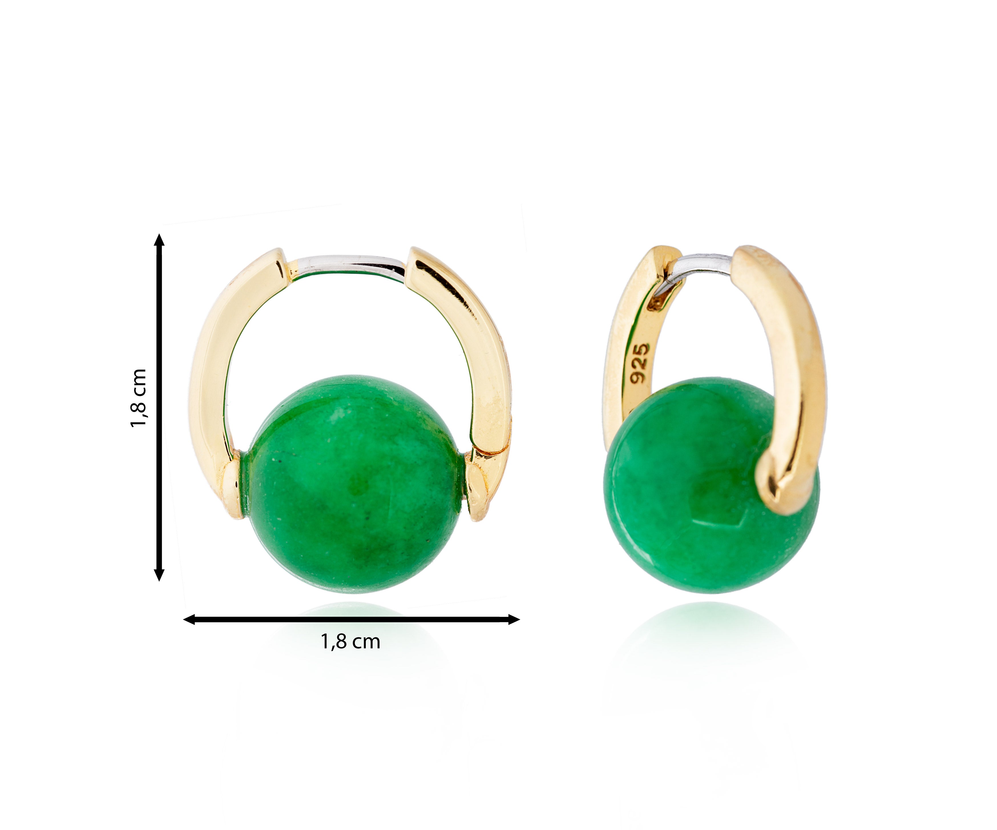 Pendiente con esfera de jade verde sobre aro dorado.