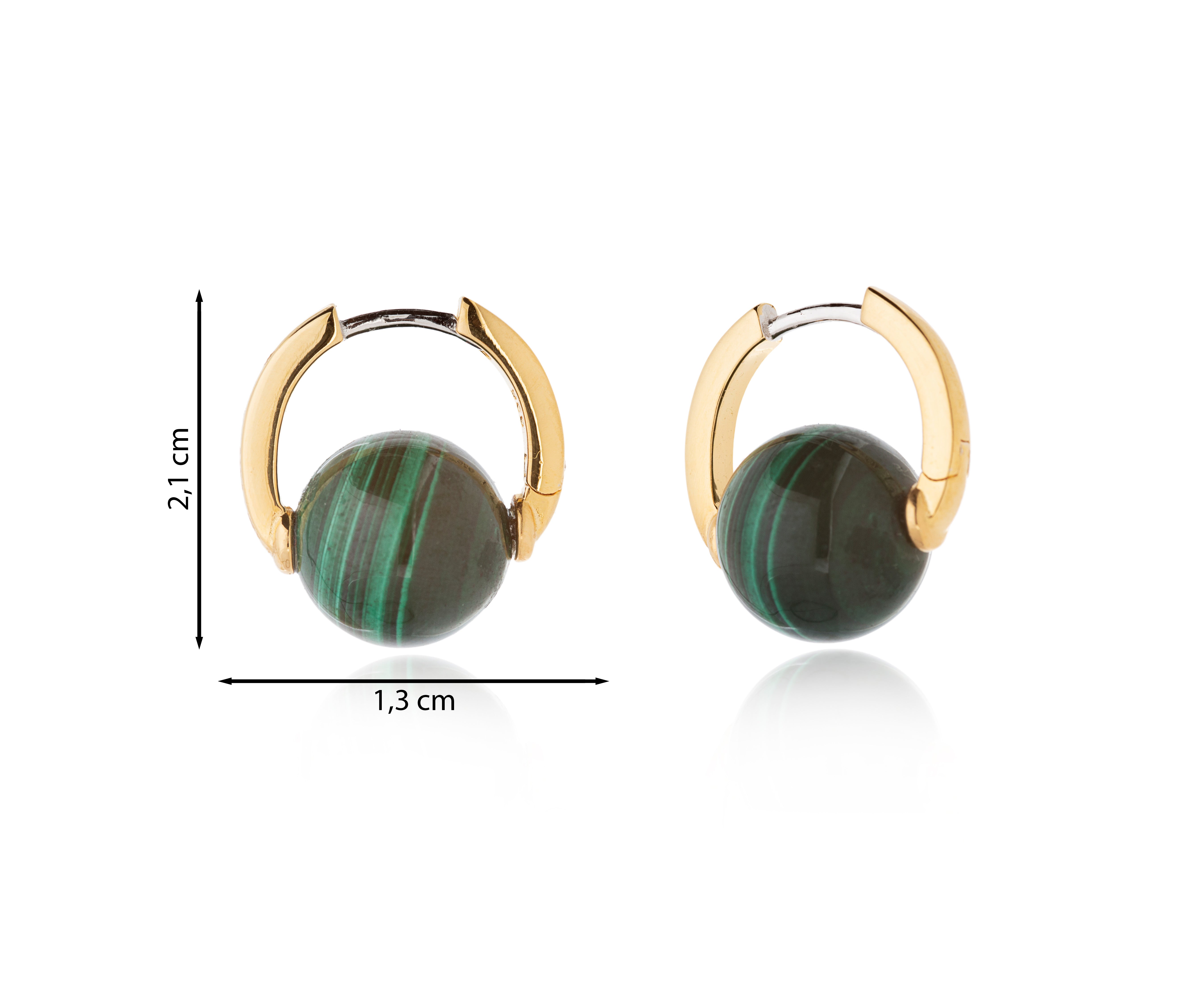 Pendiente con esfera de malaquita sobre aro dorado.