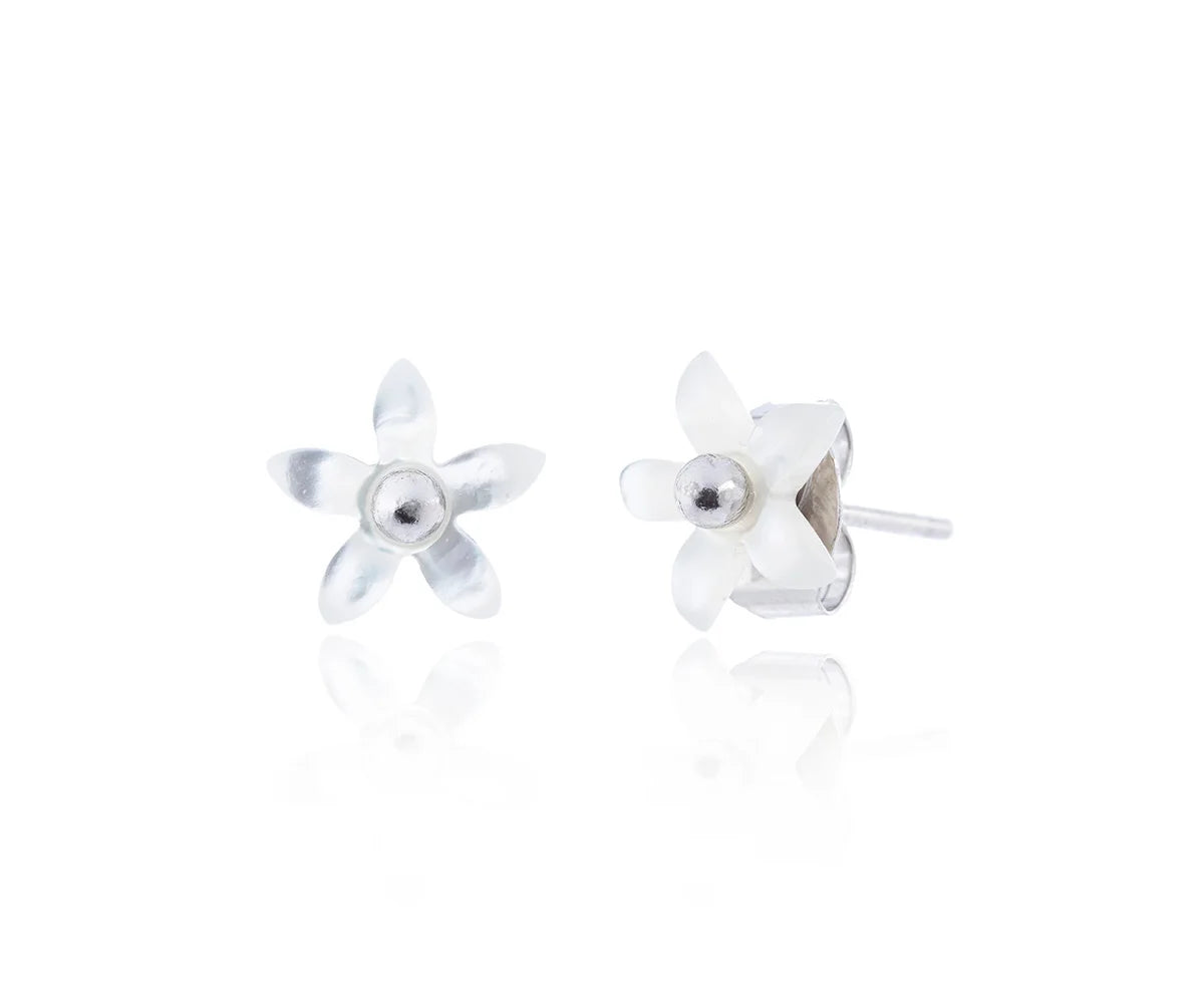 Pendiente de mini flor de nácar con centro plateado.
