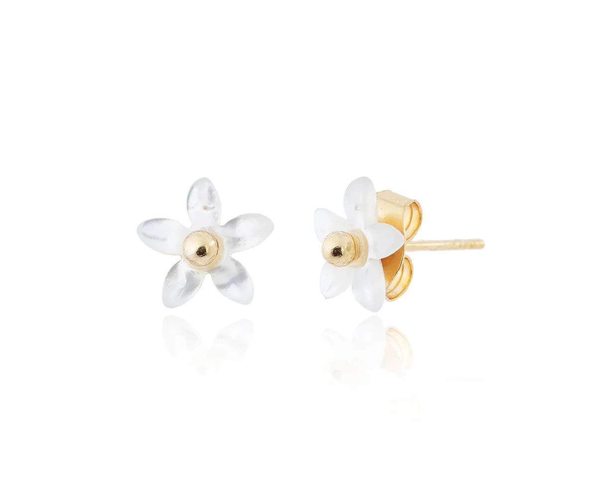 Pendiente de mini flor de nácar con centro dorado.