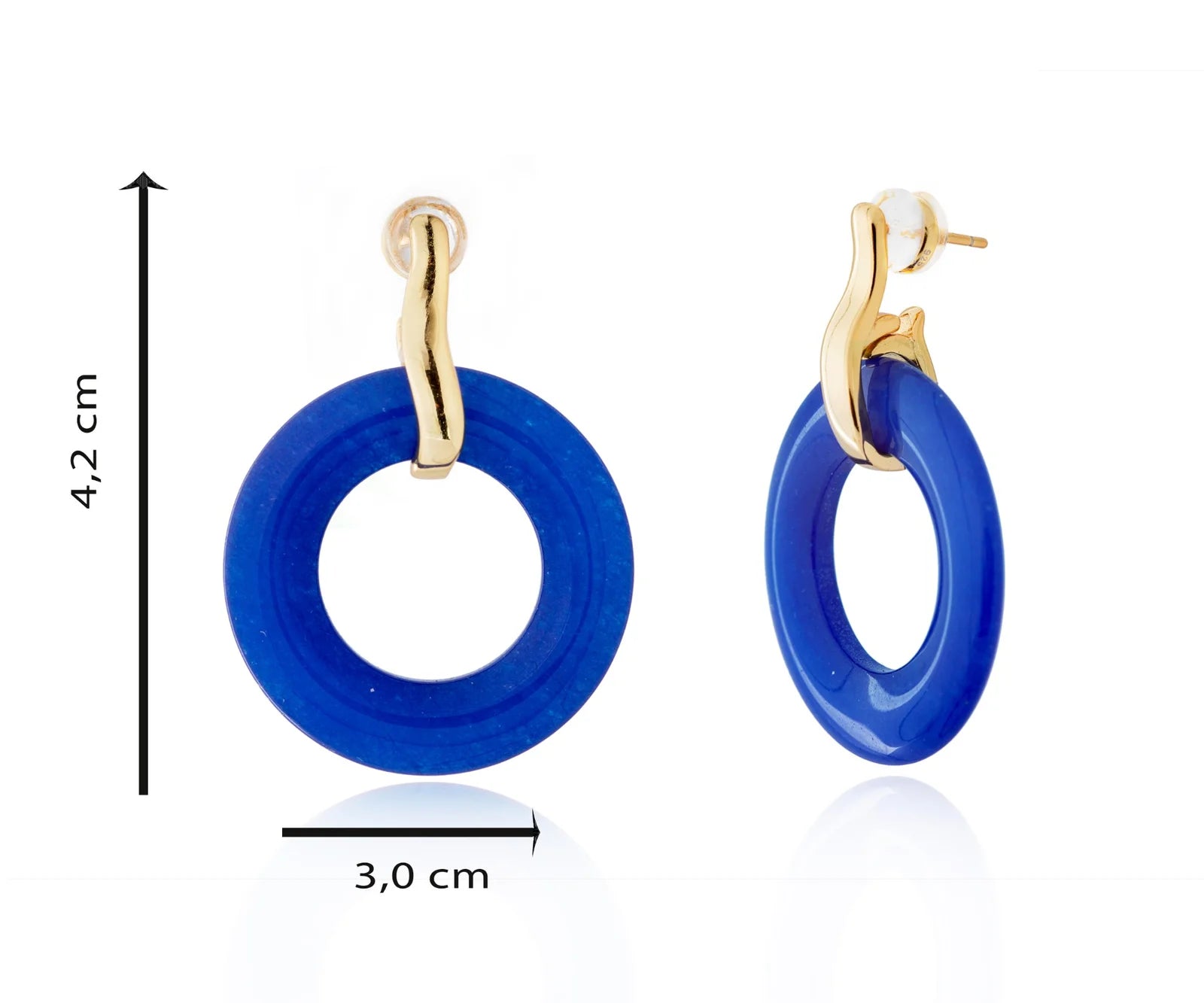 Pendiente de disco de piedra azul sobre montura dorada.