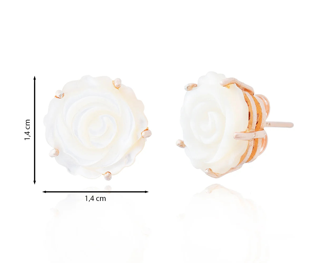 Pendiente de flor tallada en nácar con plata rosa.