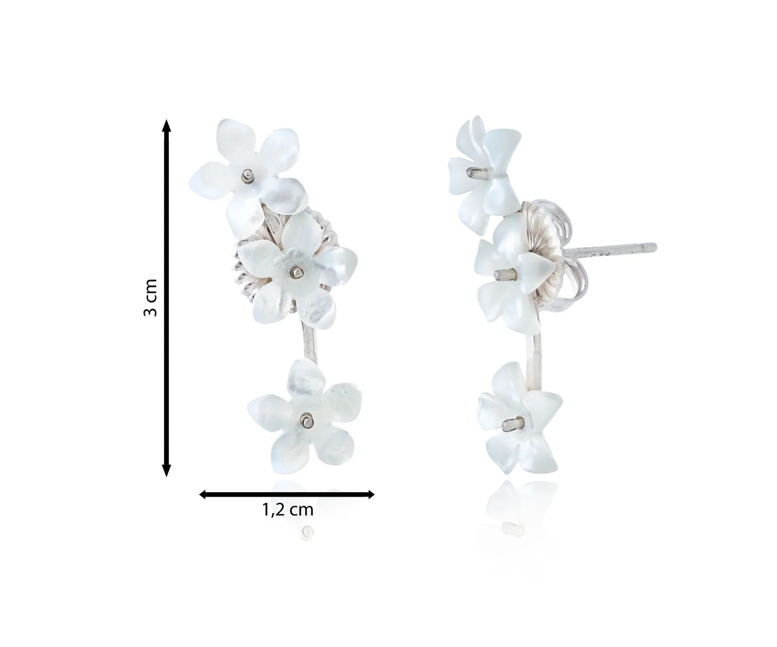 Pendiente de trío de flores de nácar con detalles plateados.