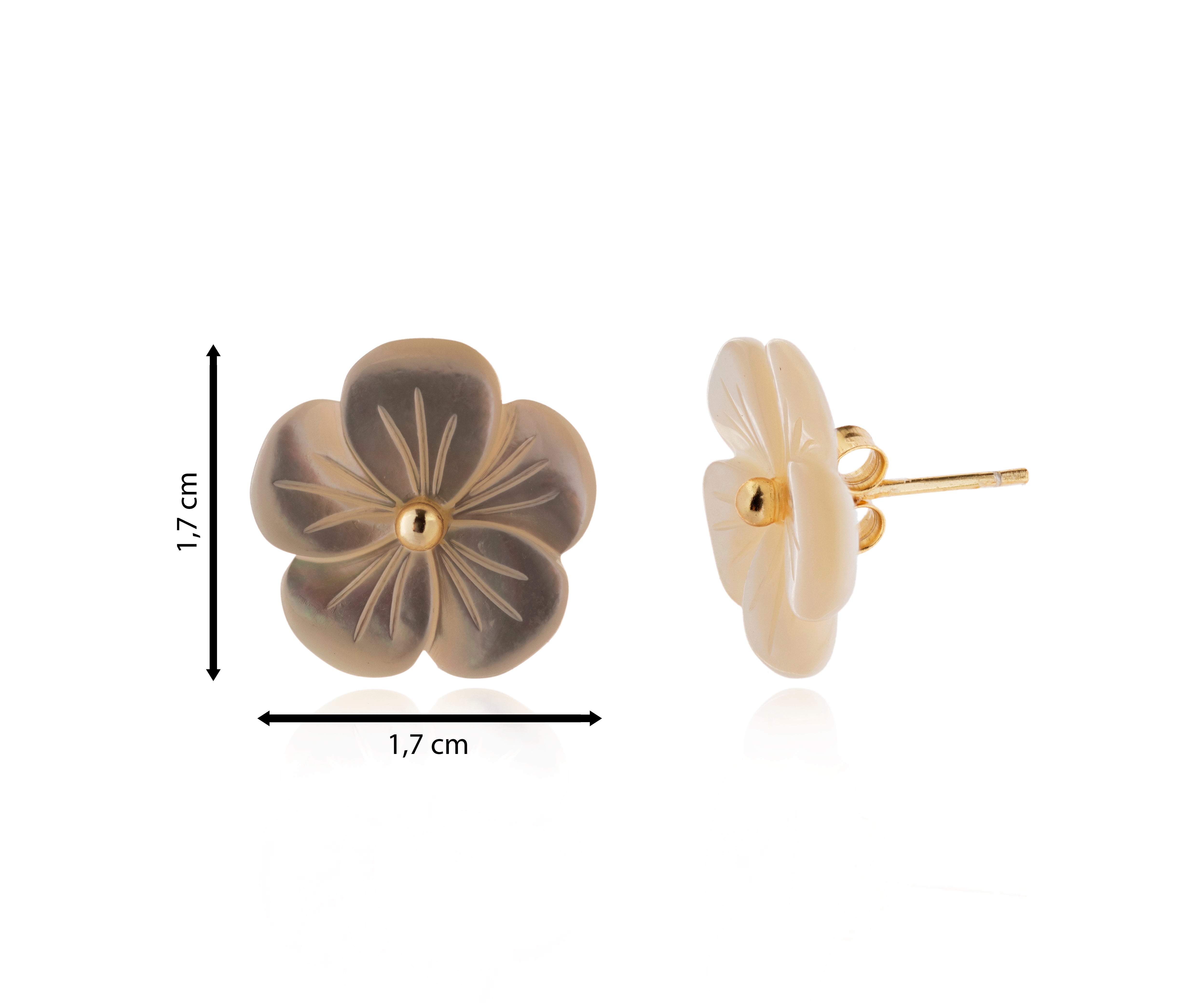 Pendiente de flor de nácar tallada con centro dorado.