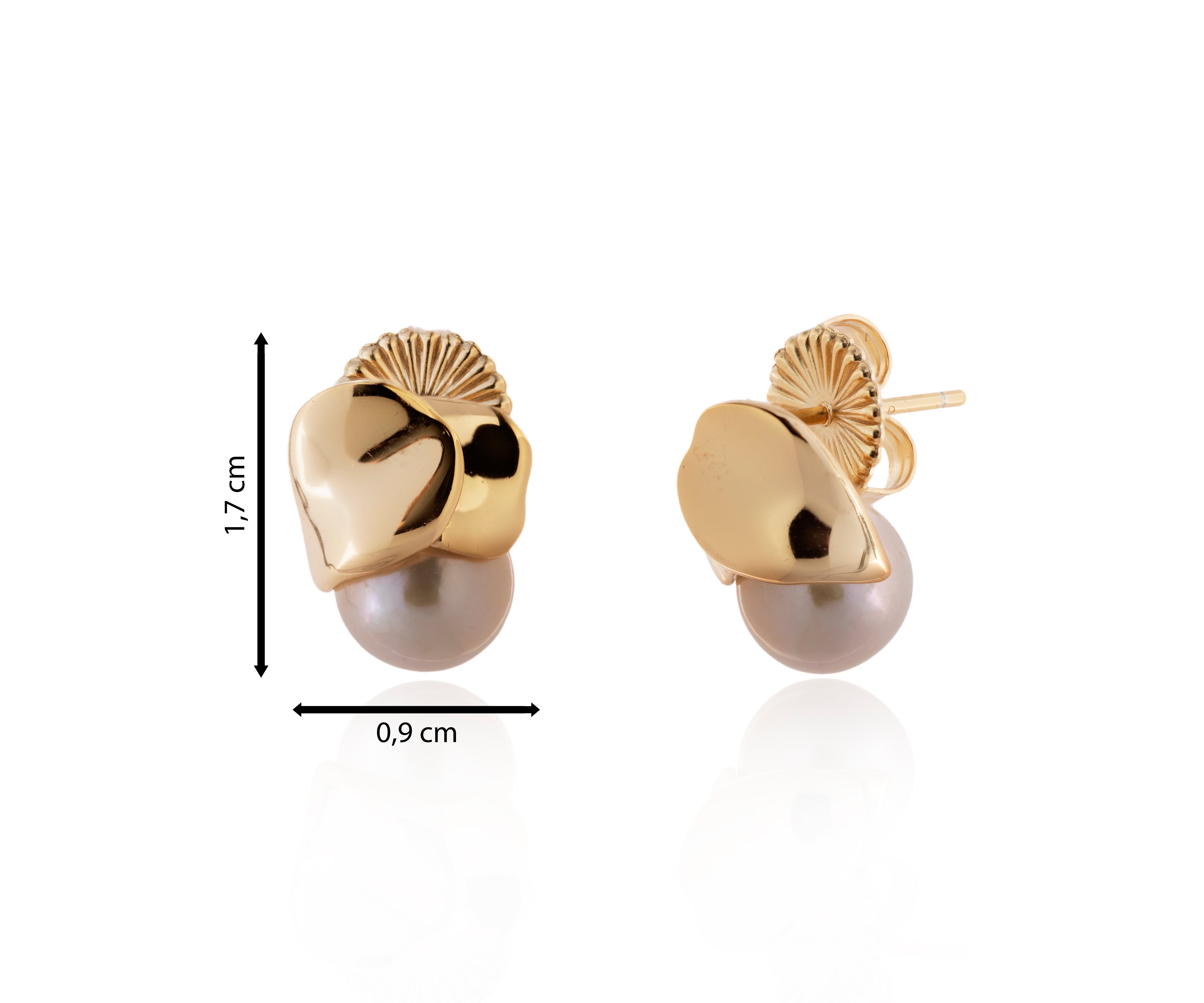 Pendiente dorado de pétalos pulidos con perla cultivada.