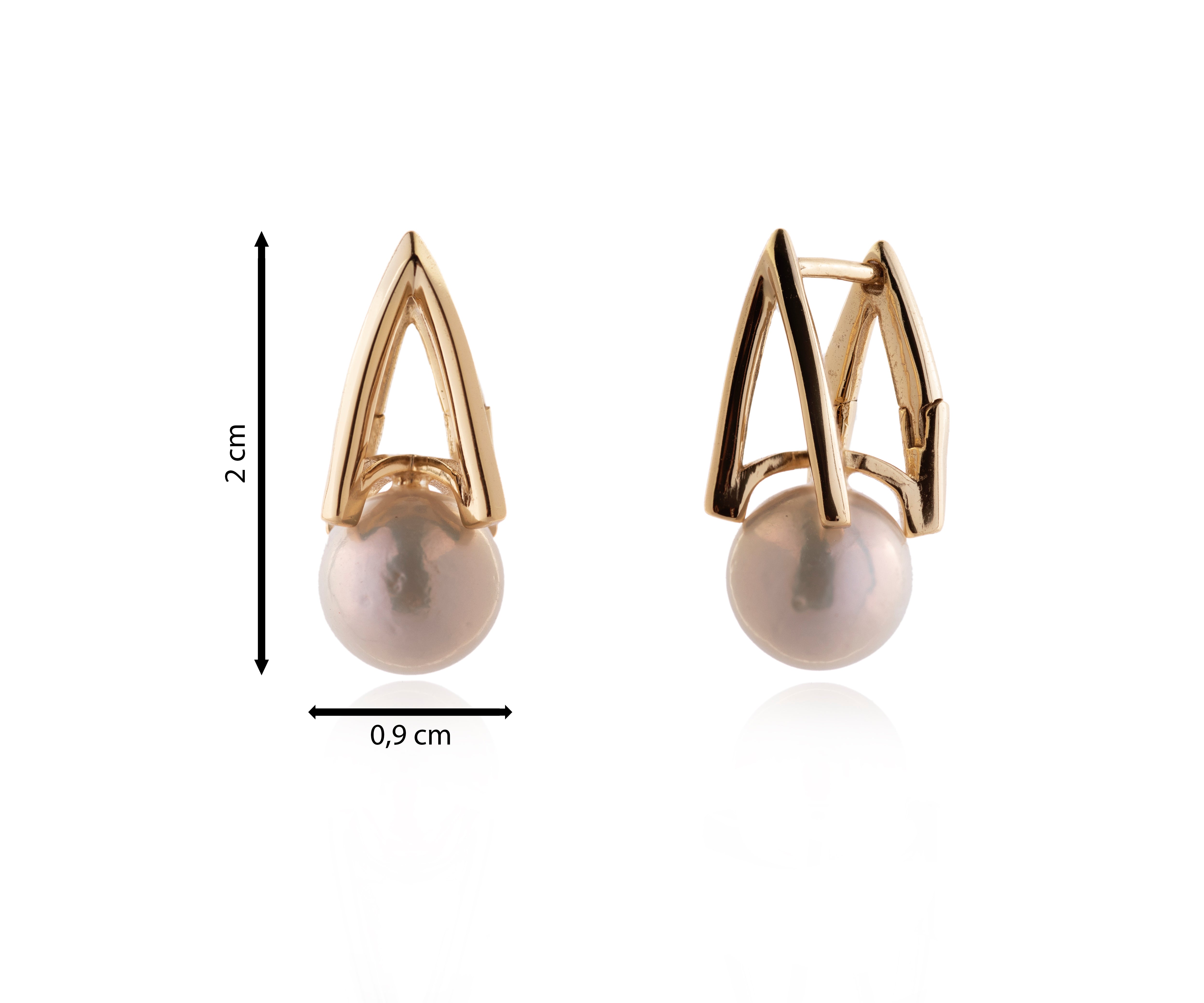 Pendiente dorado de arco triangular con perla cultivada.