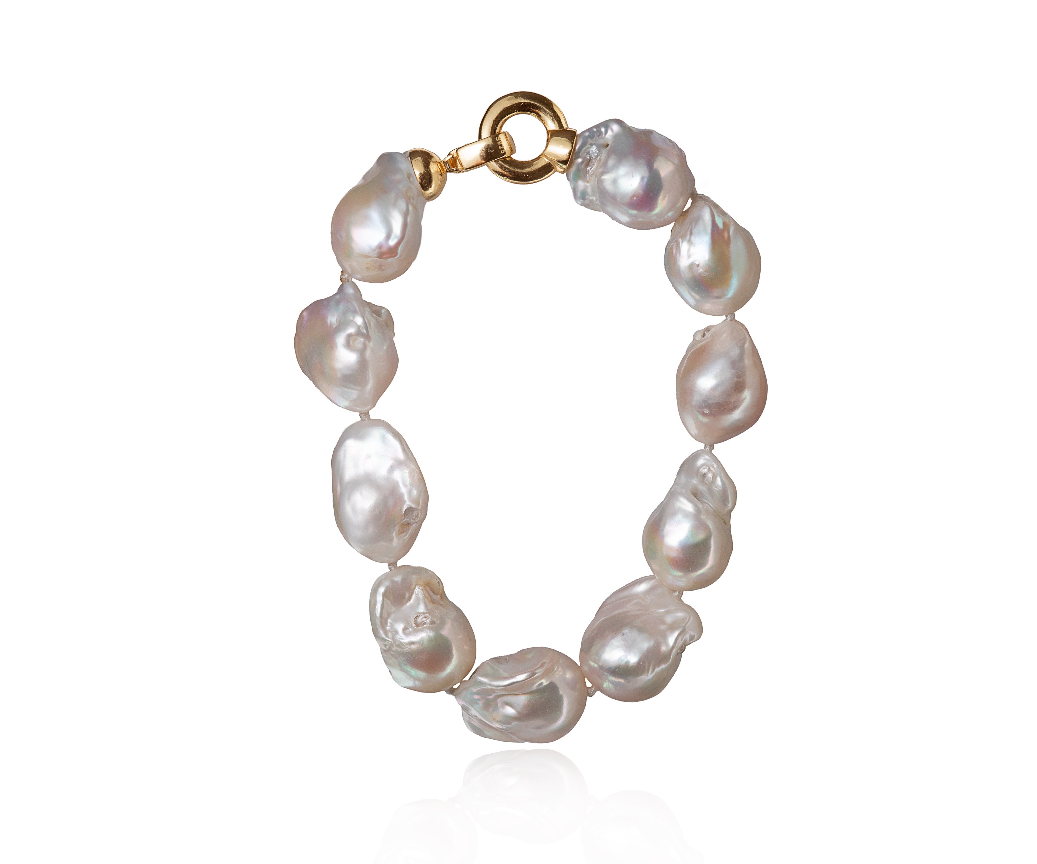 Pulsera de perlas barrocas planas con cierre dorado.