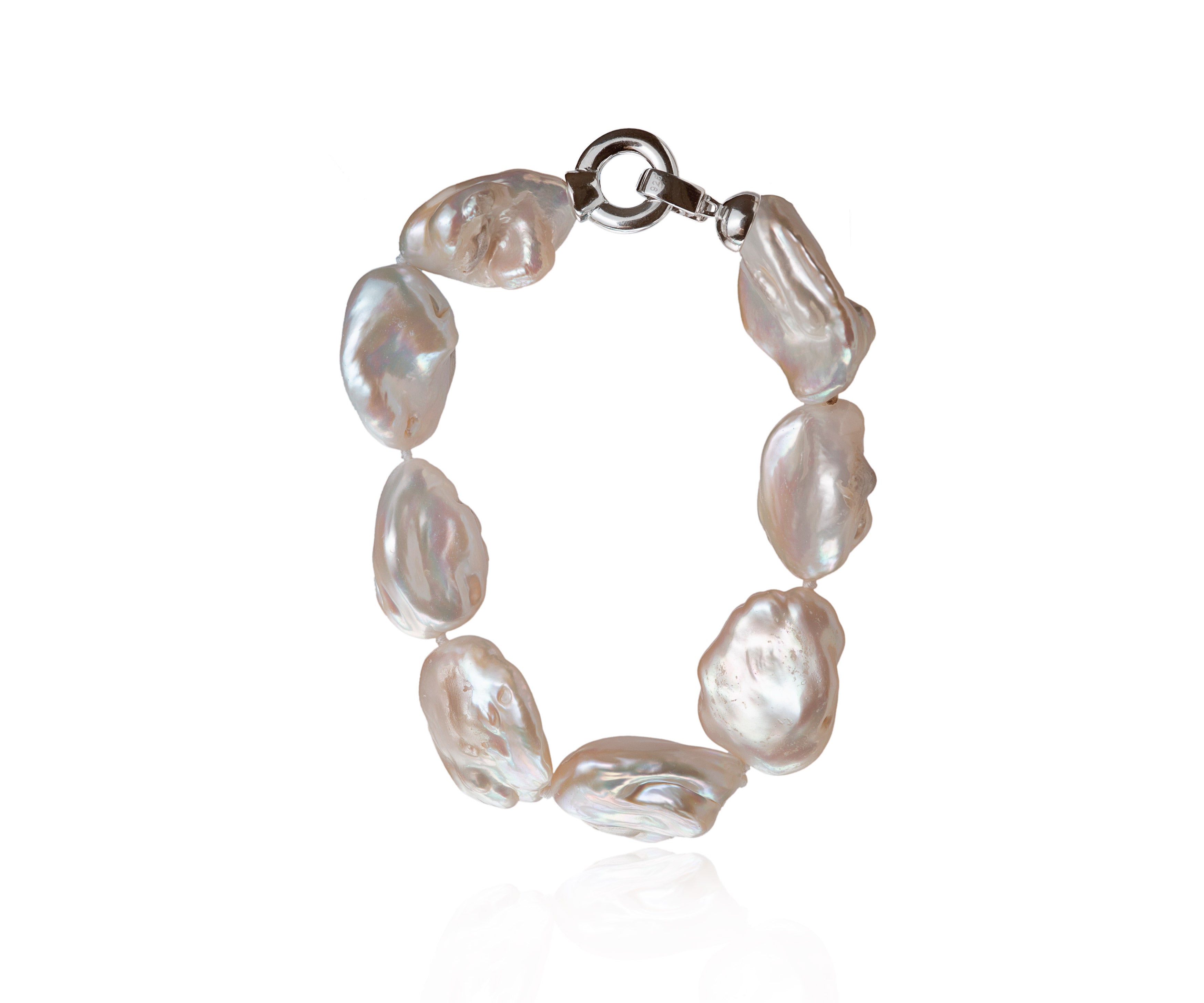 Pulsera de perlas barrocas planas con cierre plateado.