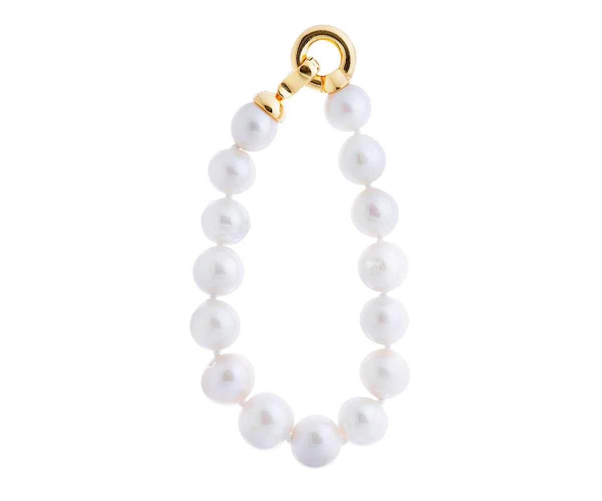 Pulsera de perlas cultivadas de 10-11 mm con cierre dorado.