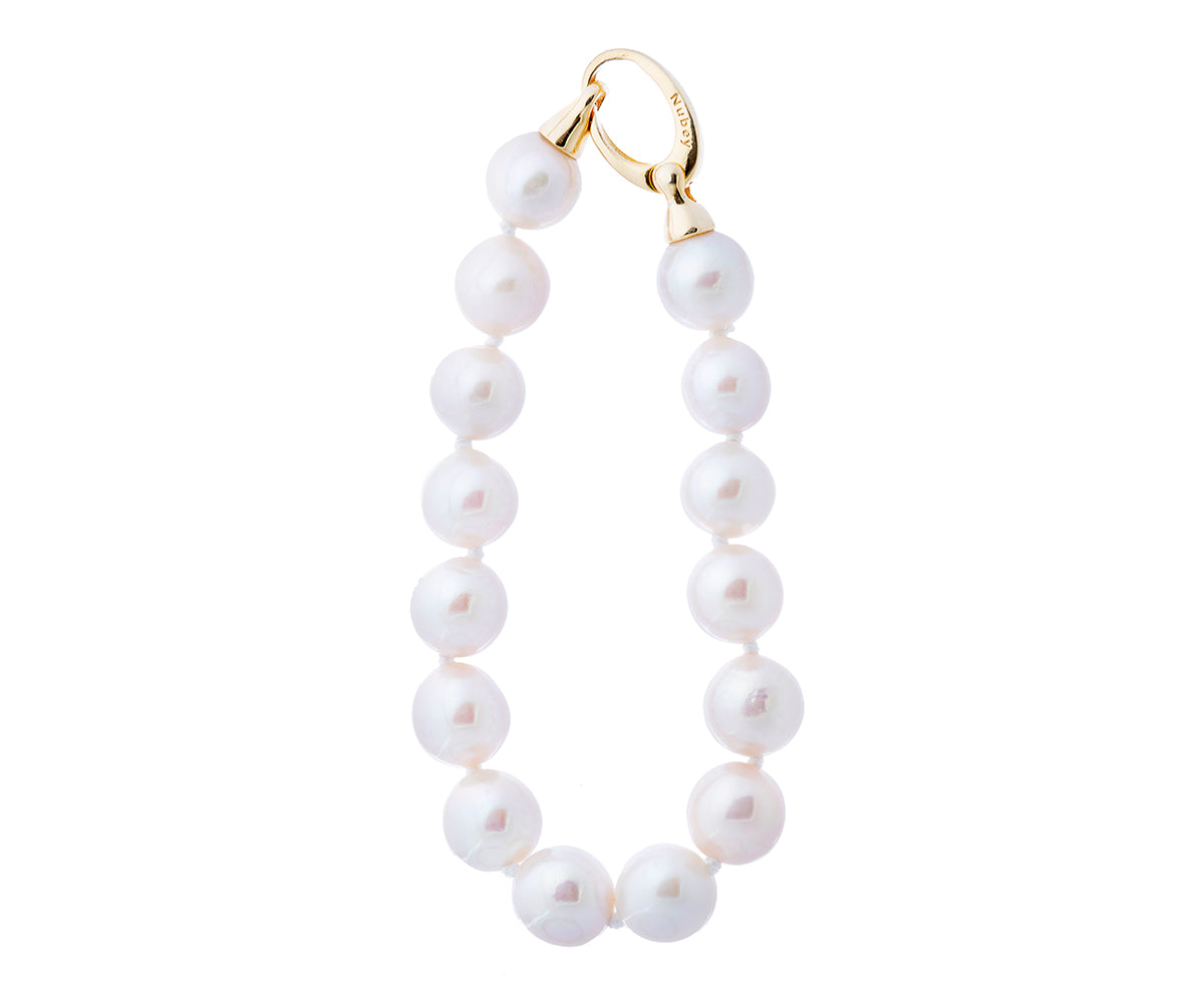 Pulsera de perlas cultivadas de 9-10 mm con cierre dorado.