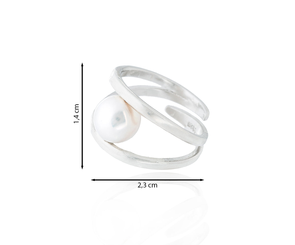 Anillo envolvente de plata con perla cultivada.
