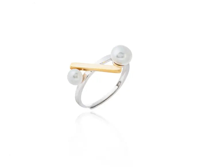 Anillo bicolor con barra dorada y dos perlas cultivadas.
