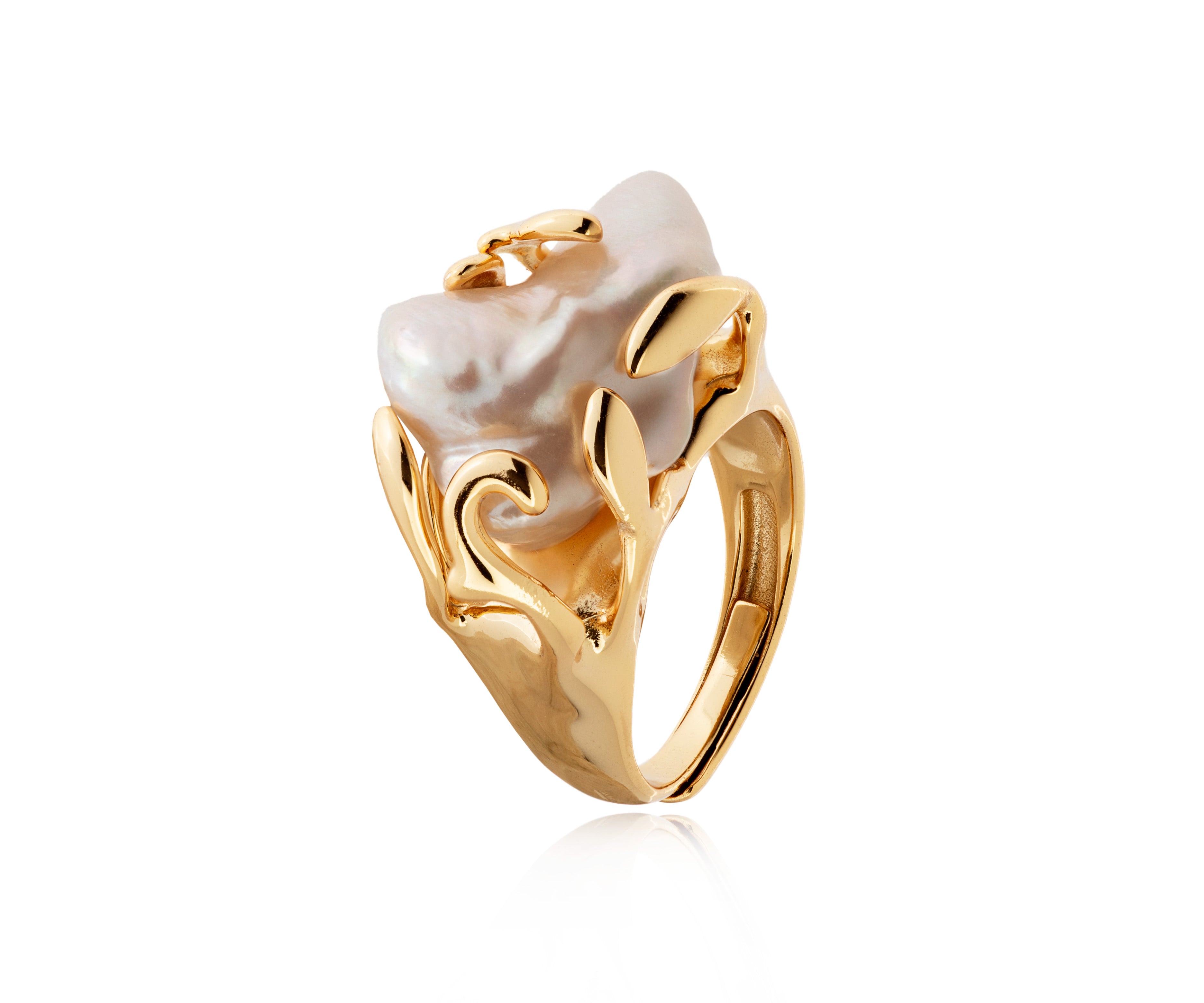 Anillo abierto con perla barroca y montura dorada.