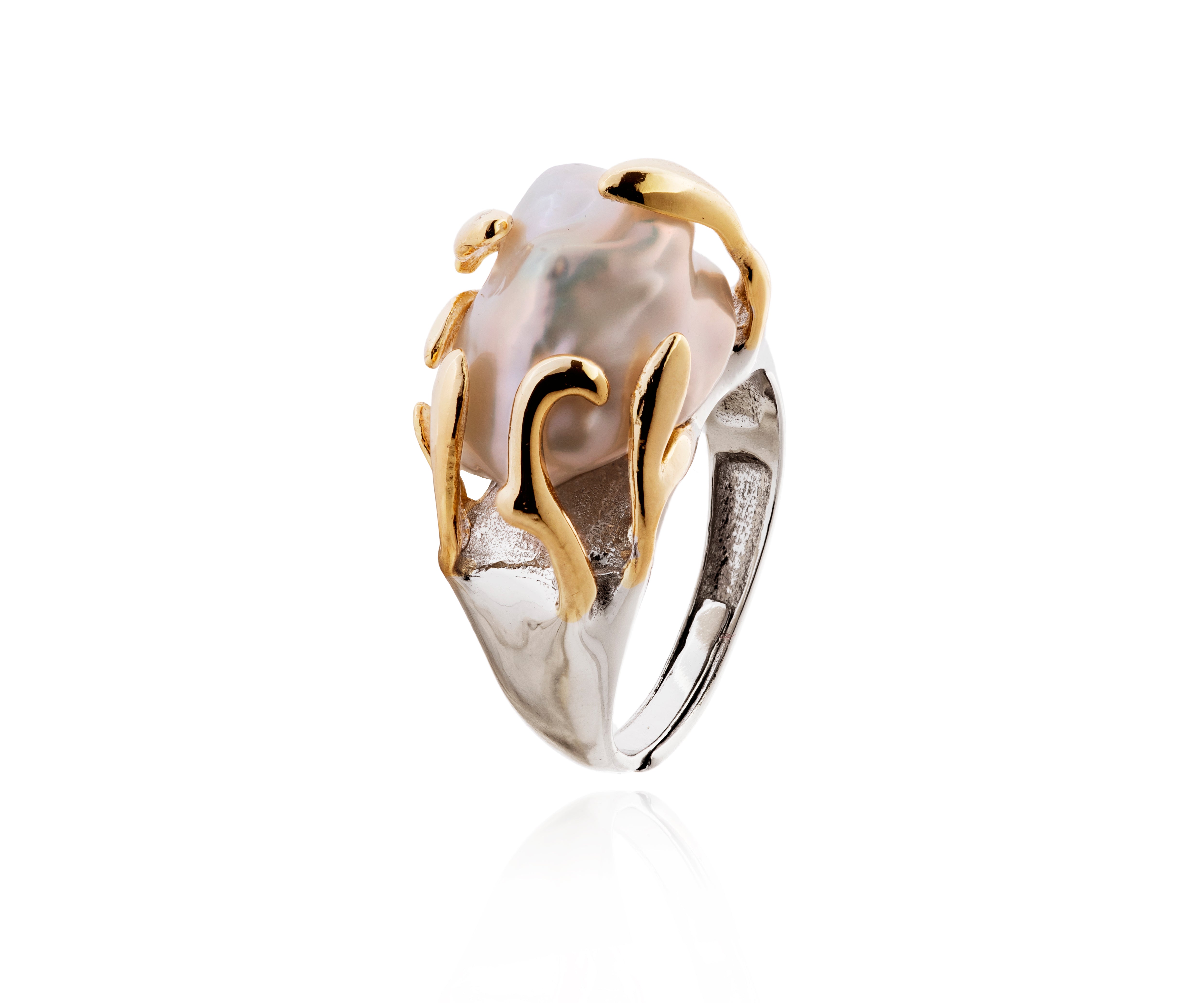 Anillo bicolor con perla barroca y detalles dorados.