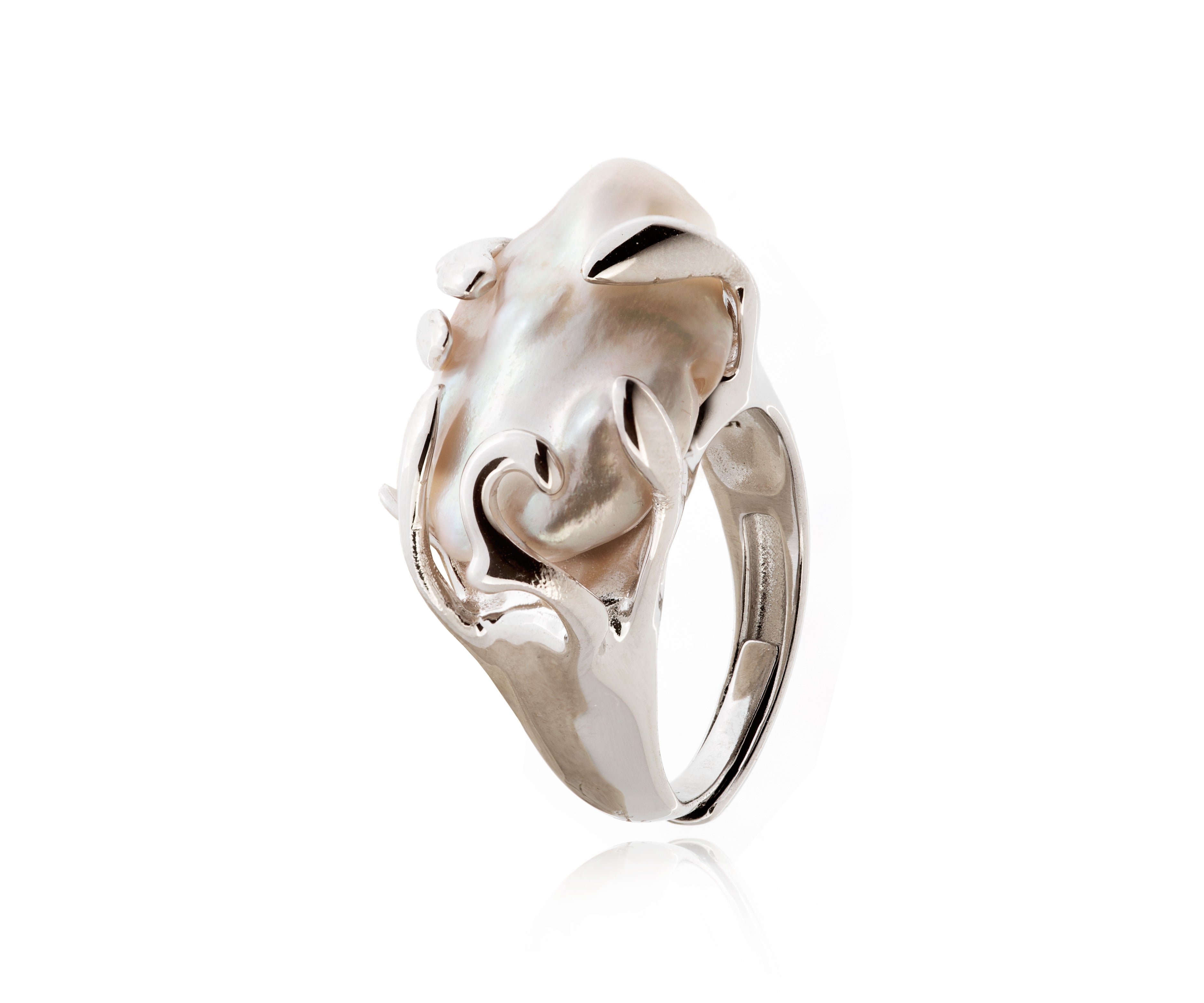 Anillo abierto con perla barroca y montura plateada.
