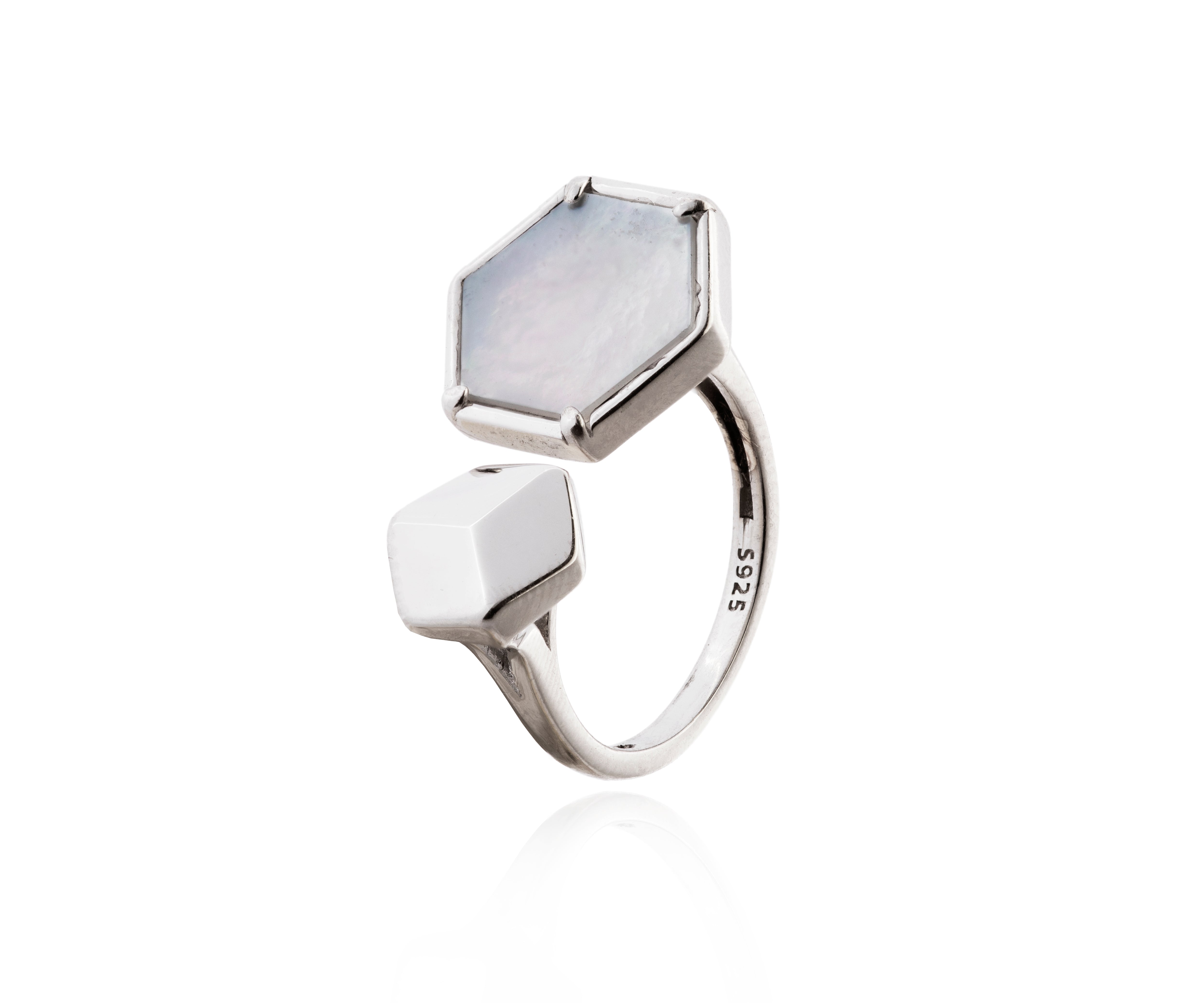 Anillo de nácar geométrico con base plateada.