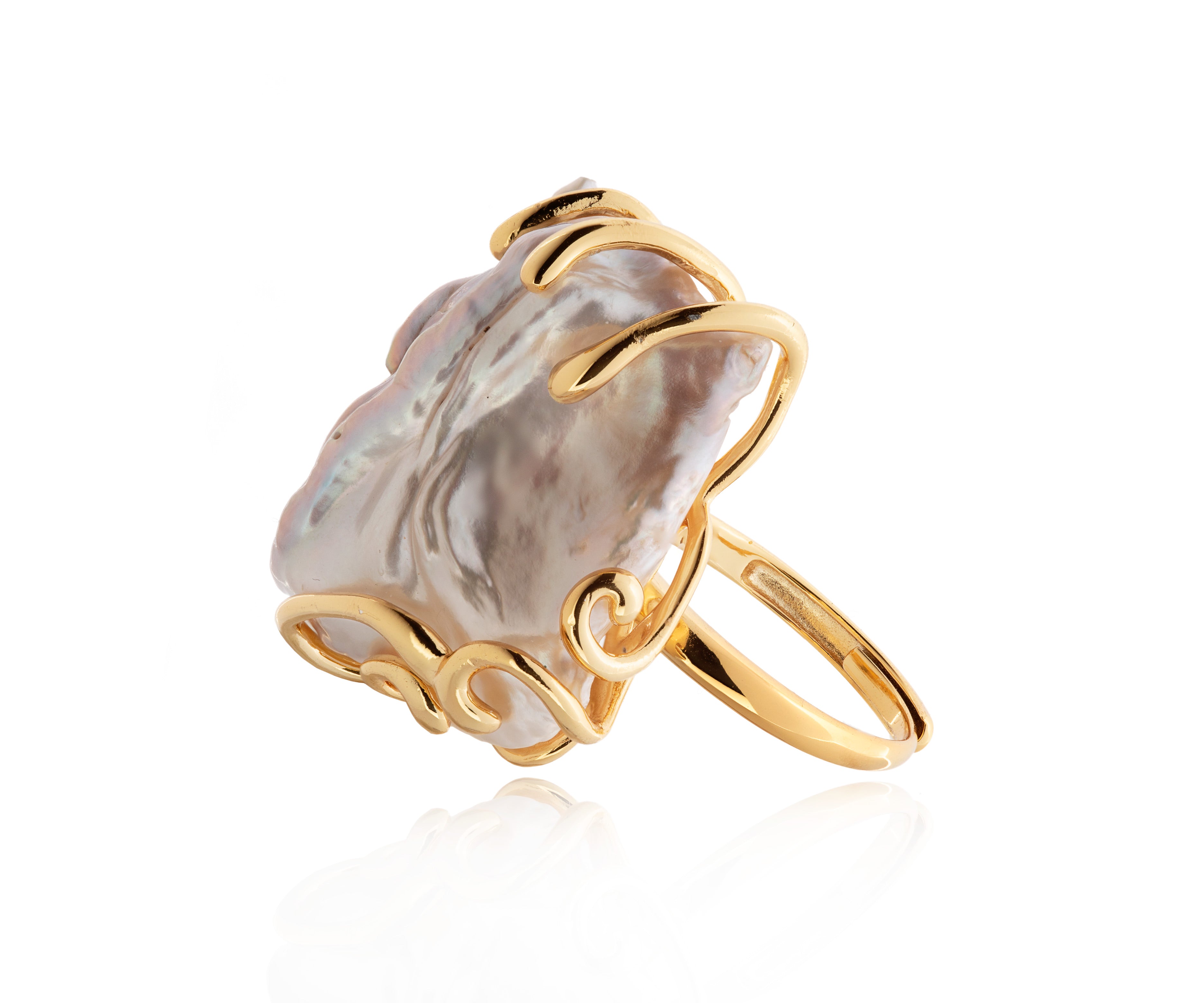 Anillo dorado con perla barroca.