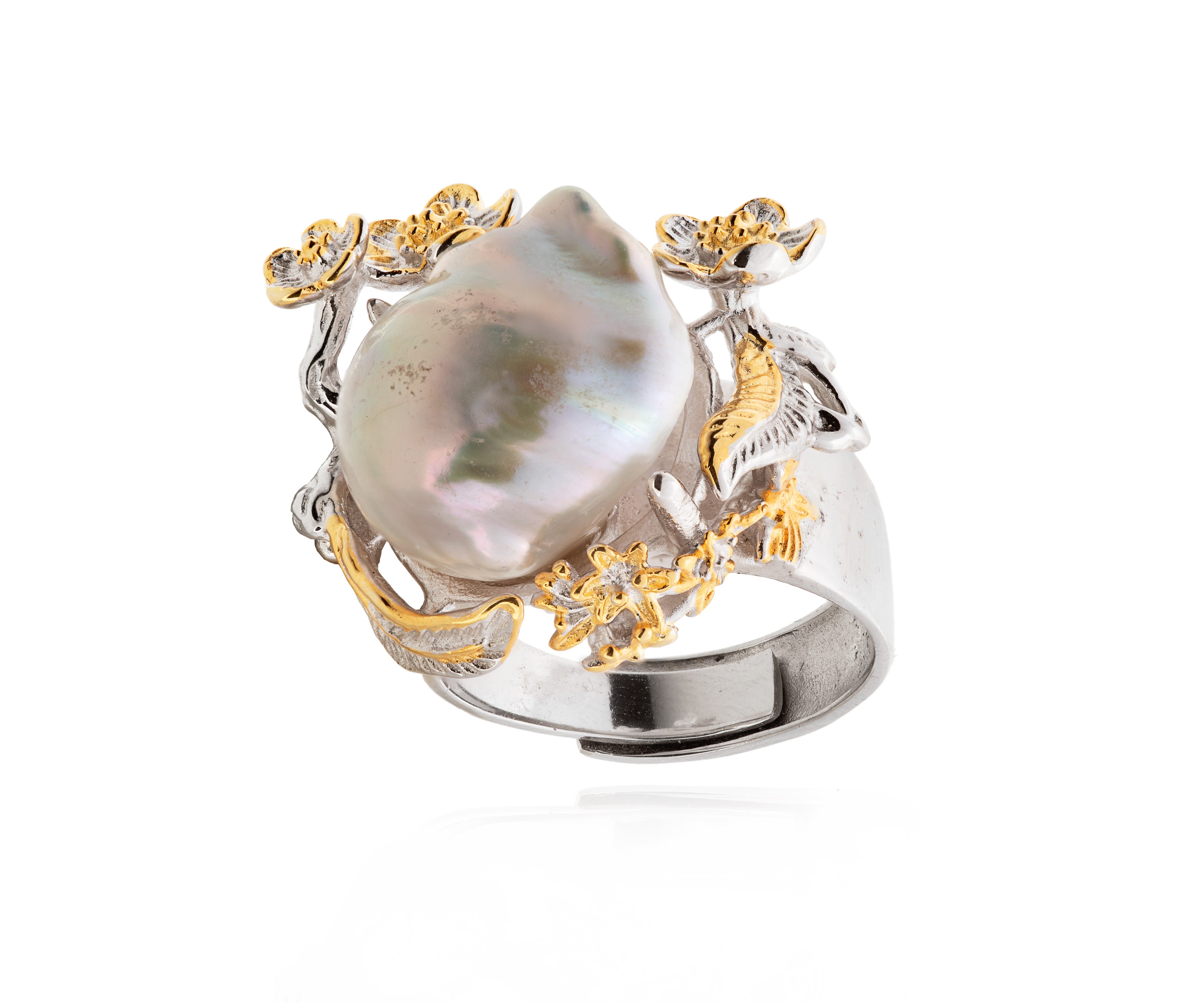 Anillo bicolor con perla barroca y detalles florales.